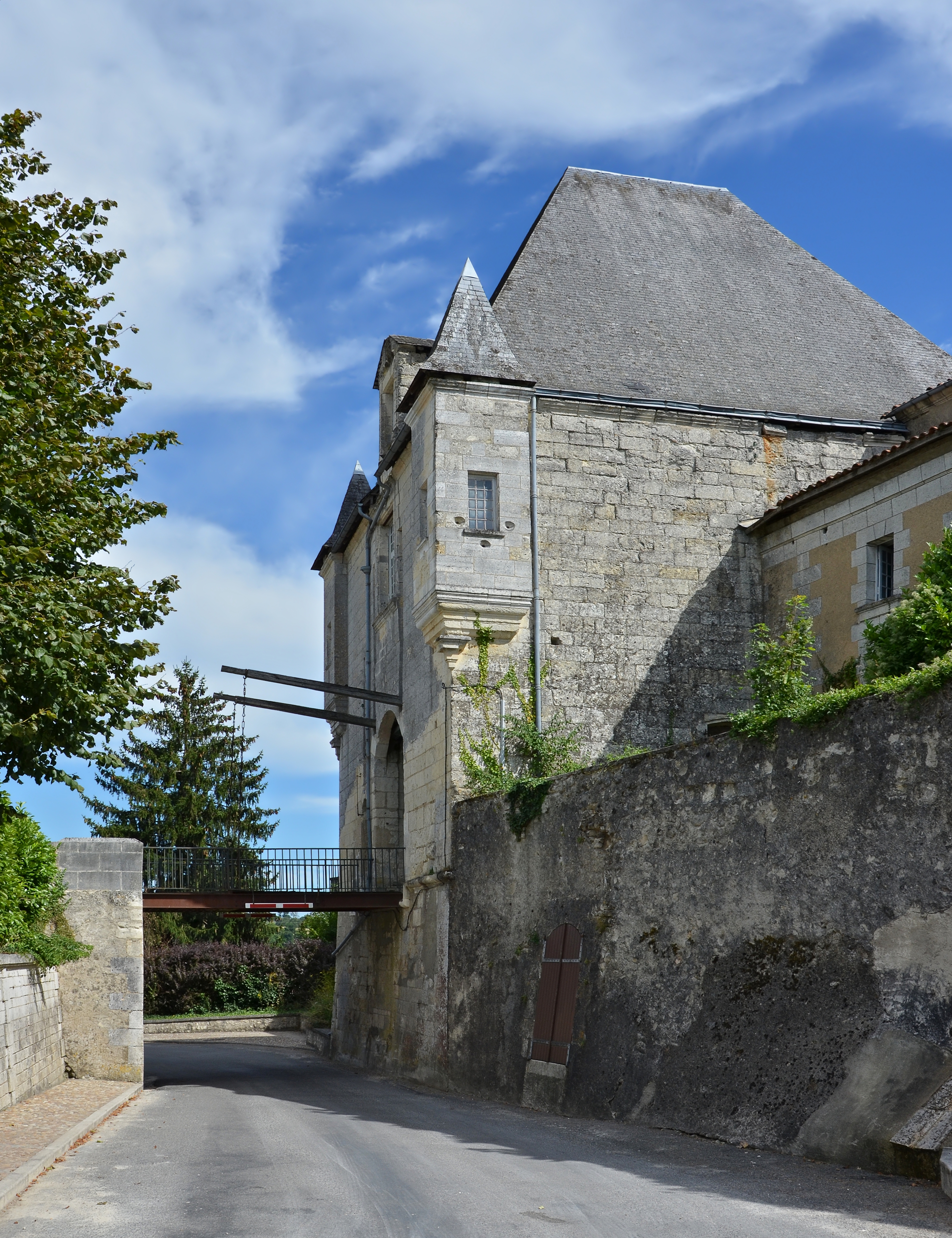 Chalais 16 Château pont-levis 2013