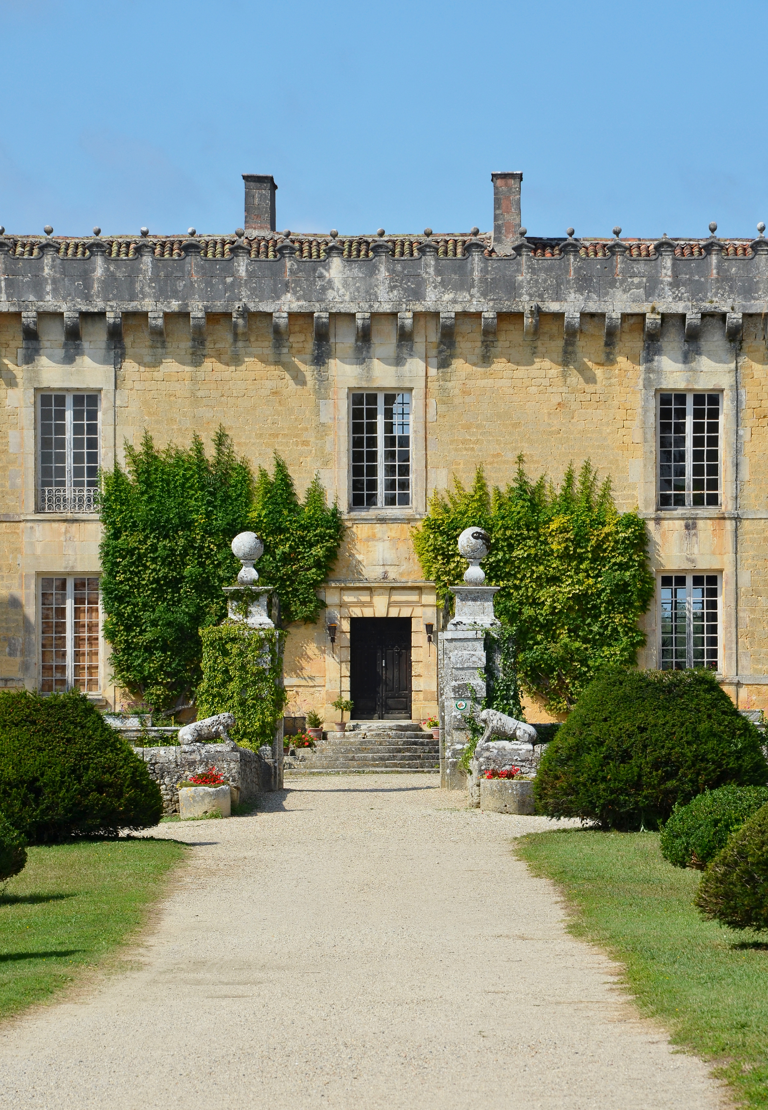 Cherves-Richemond 16 Château Chesnle Entrée principale 2014