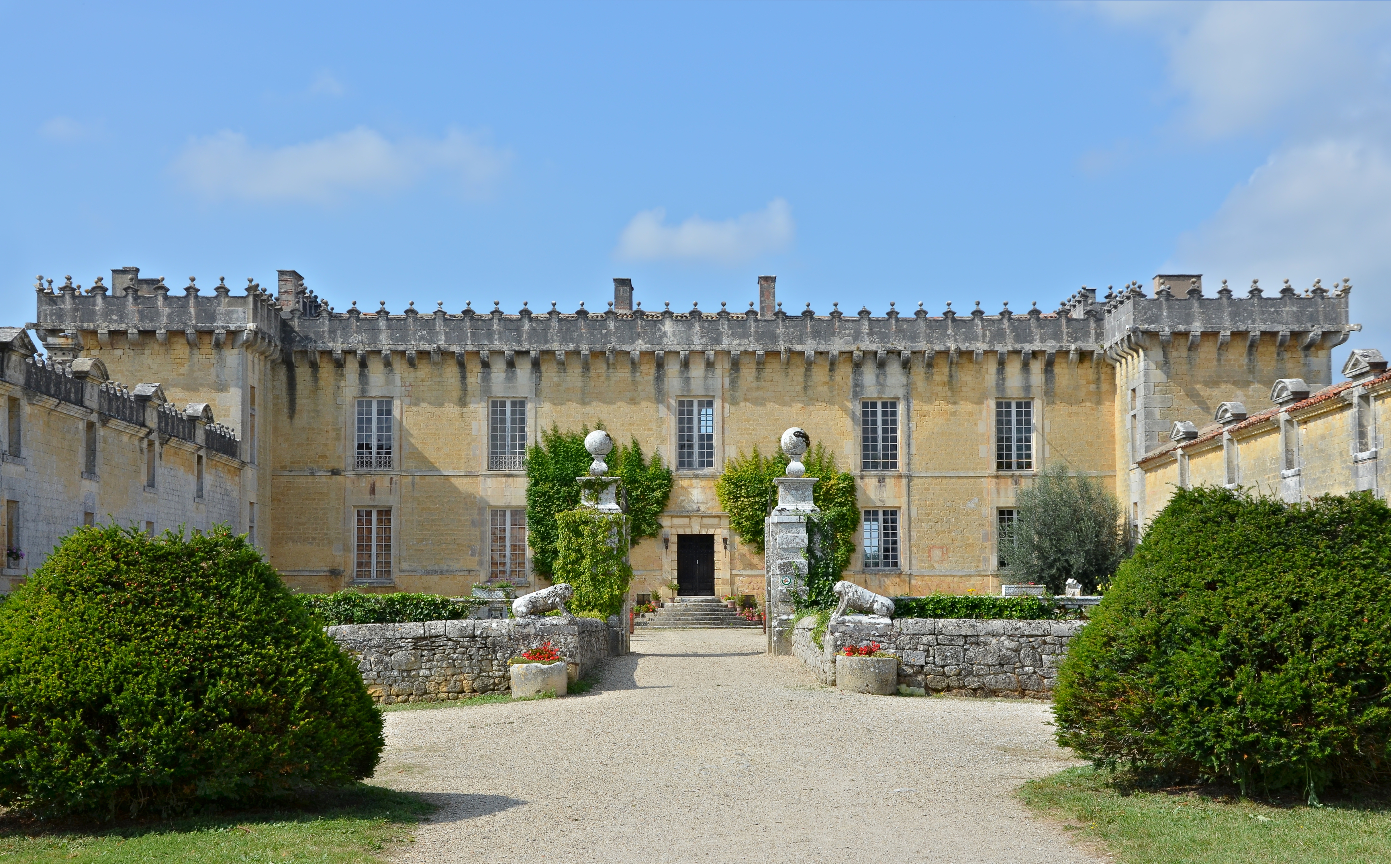 Cherves-Richemont 16 Château Chesnel Entrée cour 2014
