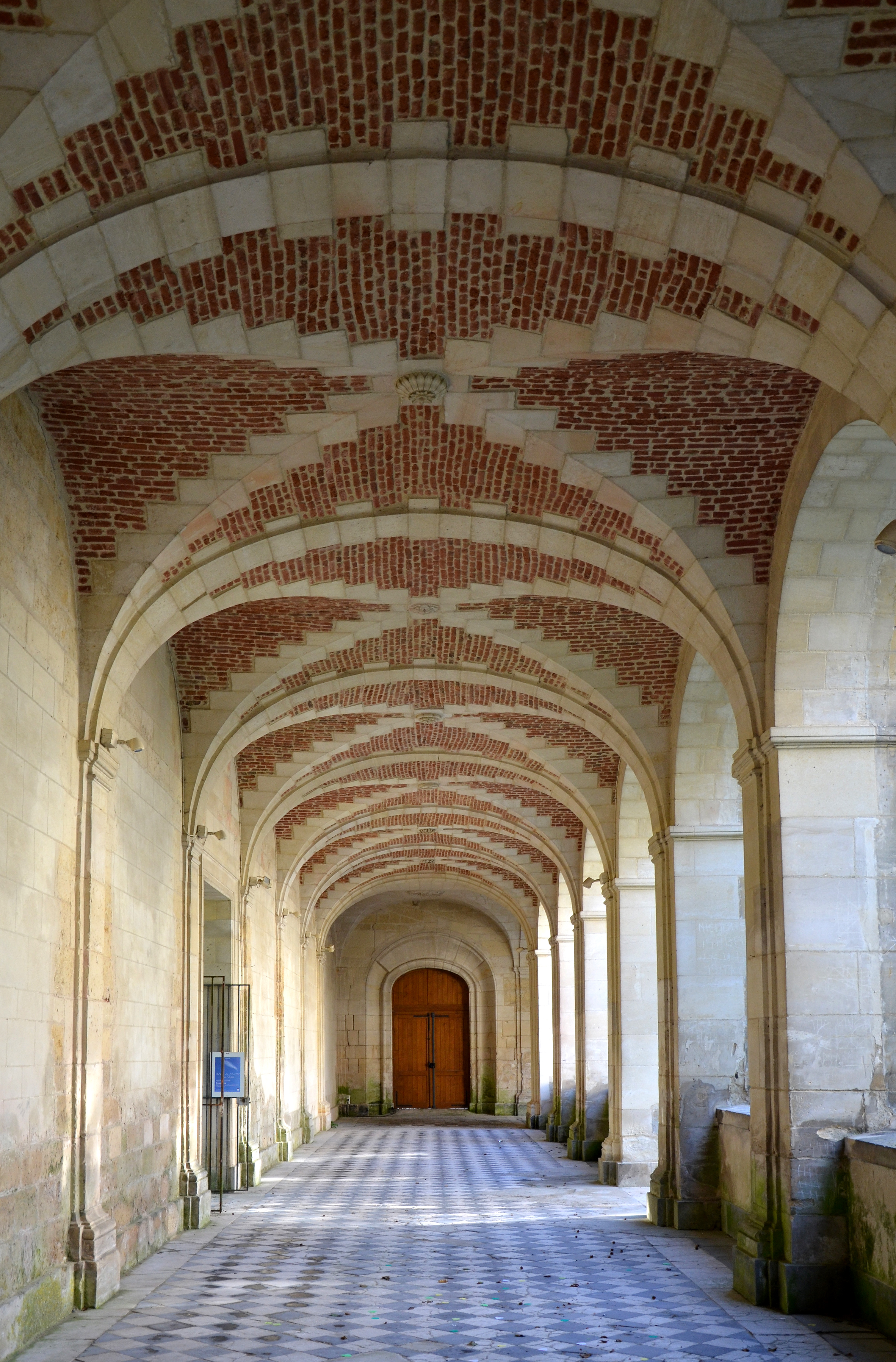 Cloitre de l'ancienne abbaye-S-Martin de Laon DSC 0638