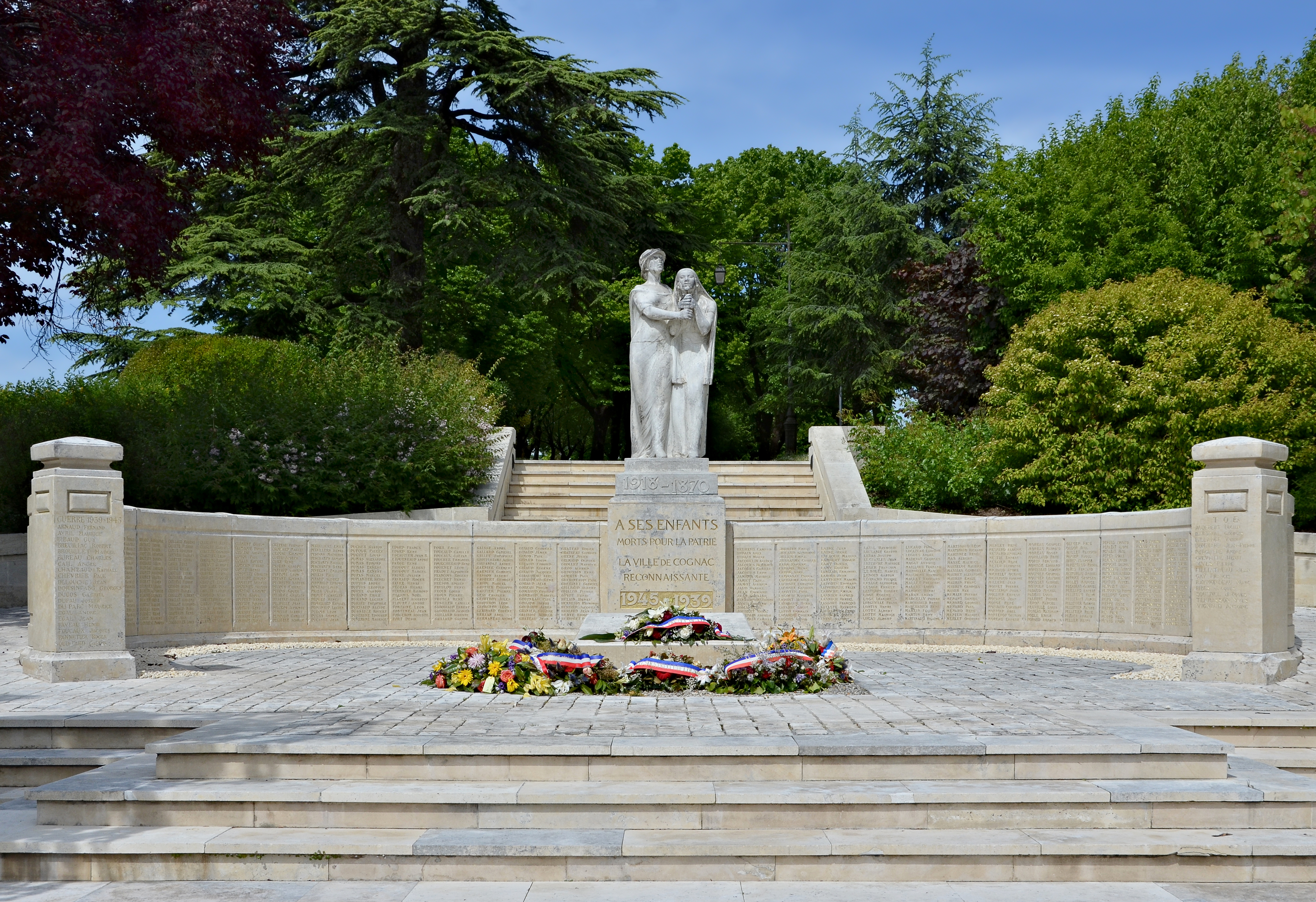 Cognac 16 Monument aux morts b 2014