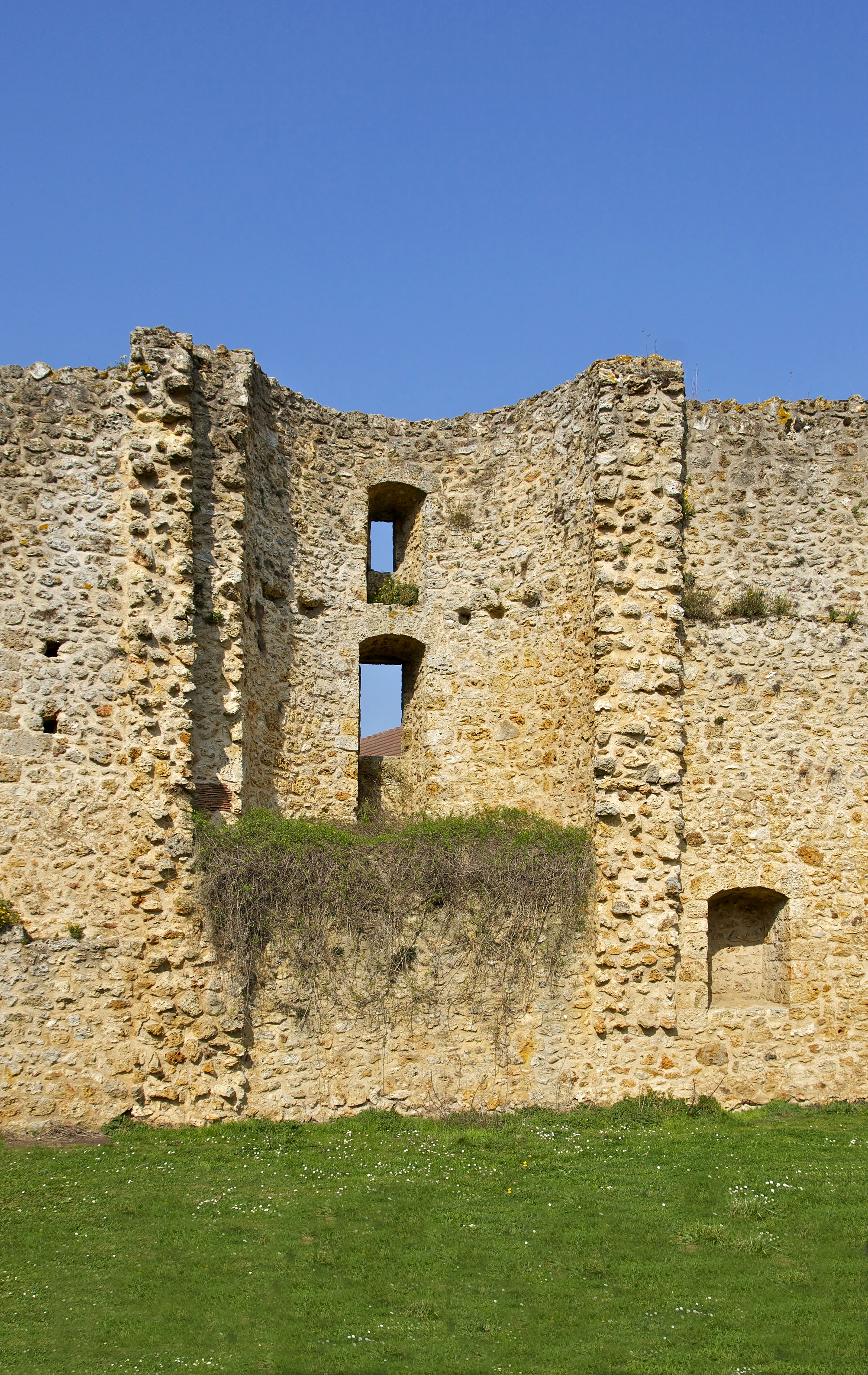 Demi tour ruinée château Madeleine Chevreuse