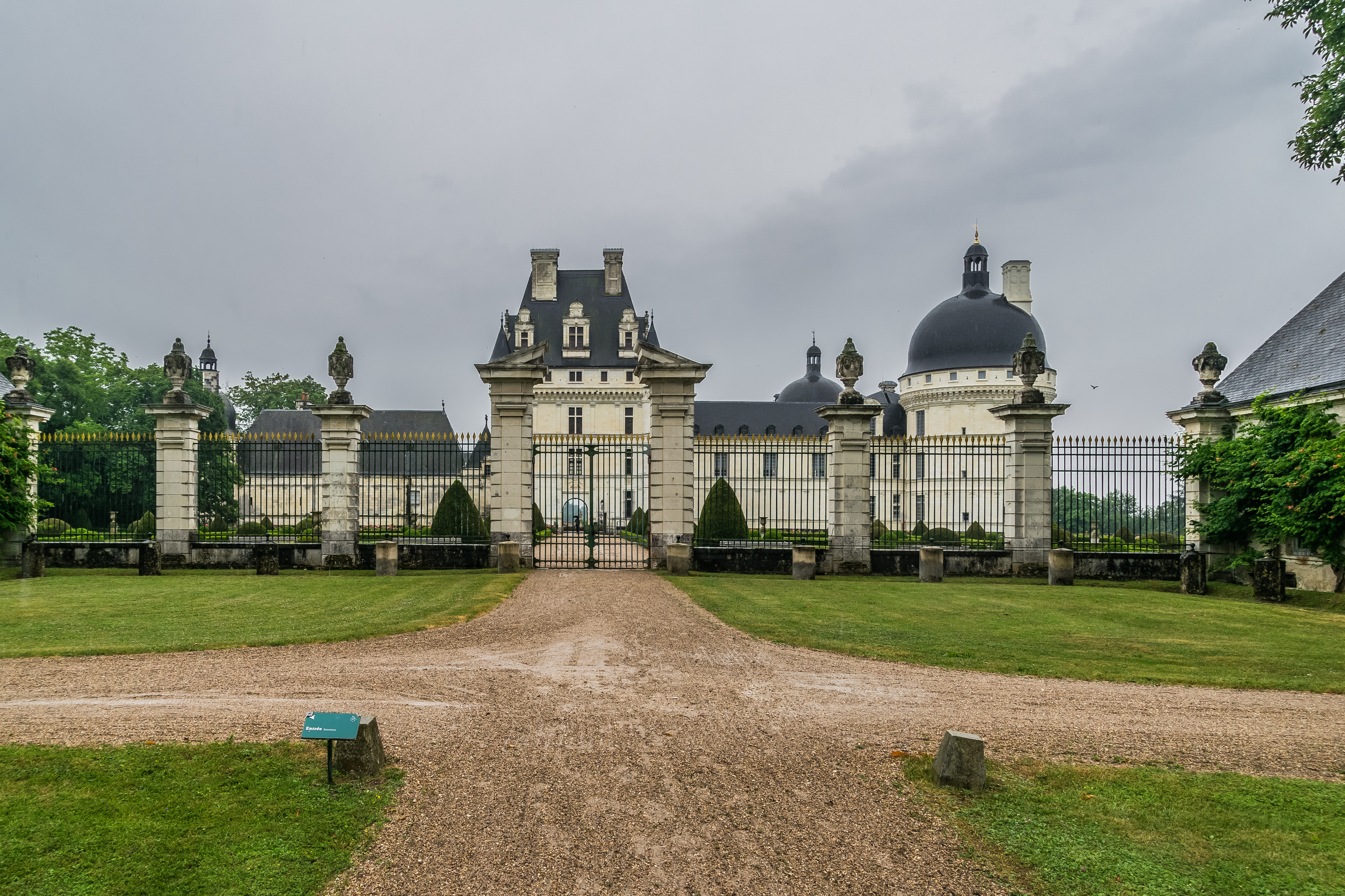 Exterior of the Castle of Valencay 02