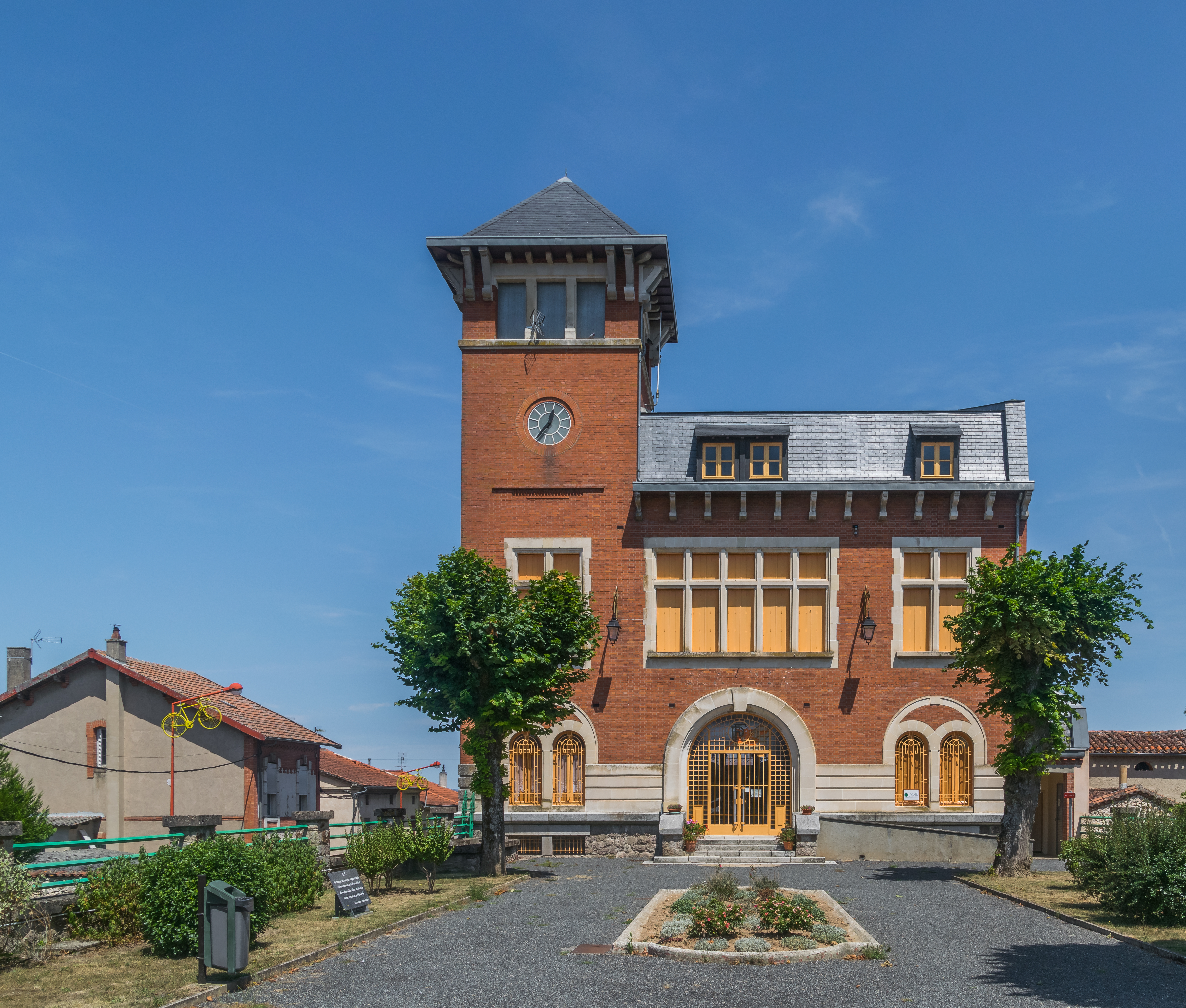 Former town hall of Blaye-les-Mines 02