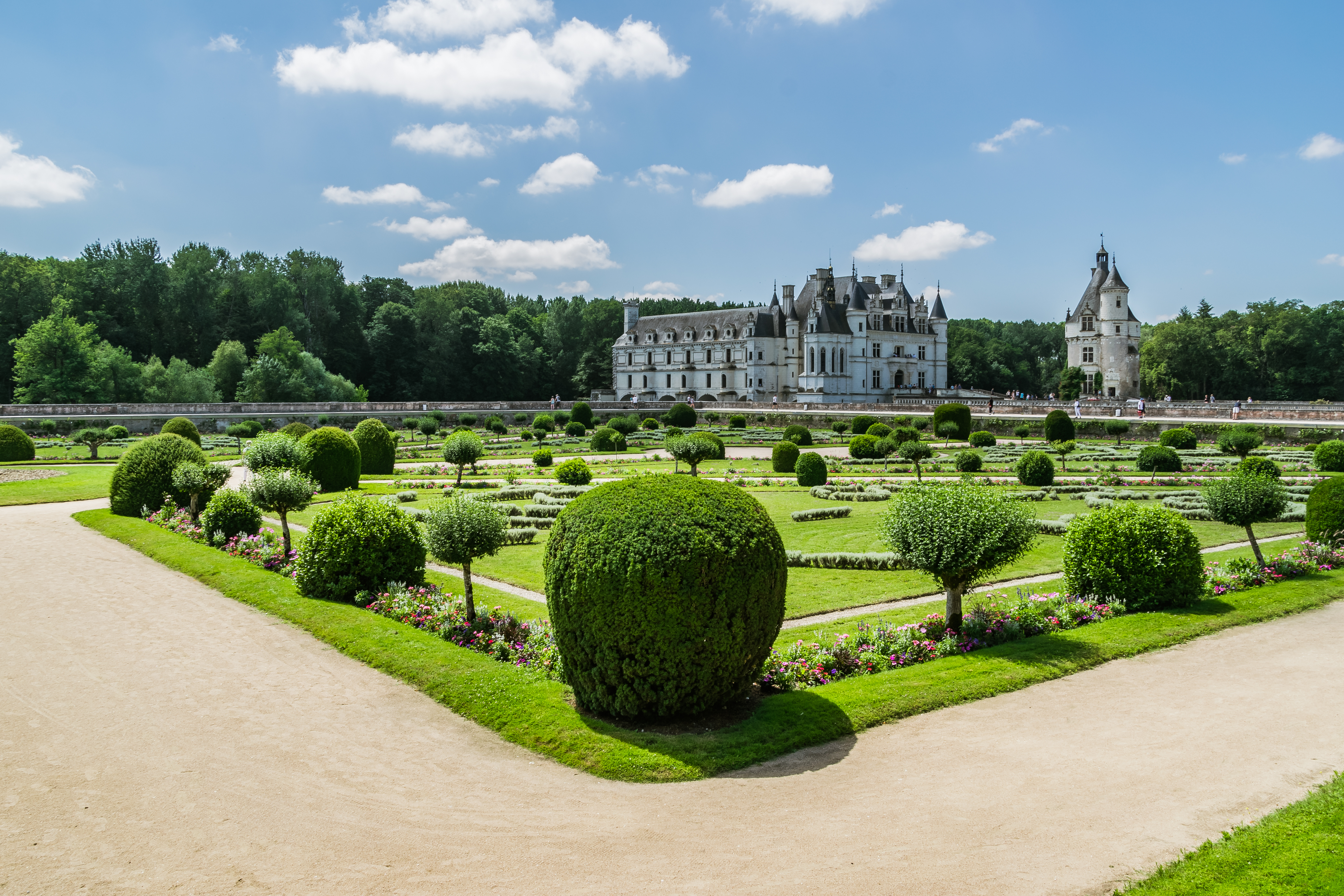 Garden of Diane de Poitiers in the Castle of Chenonceau 08