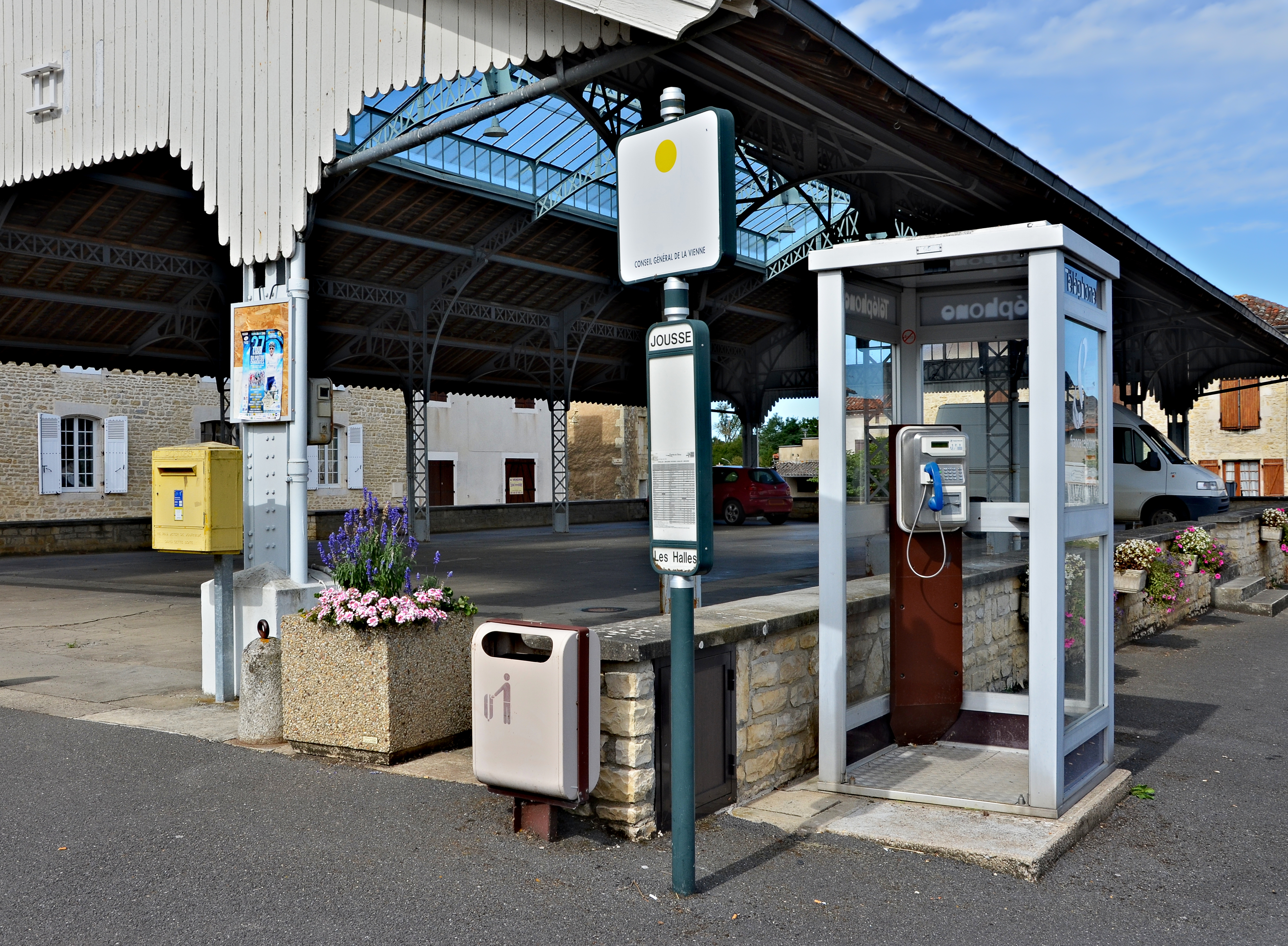 Joussé 86 Cabine téléphonique 2013