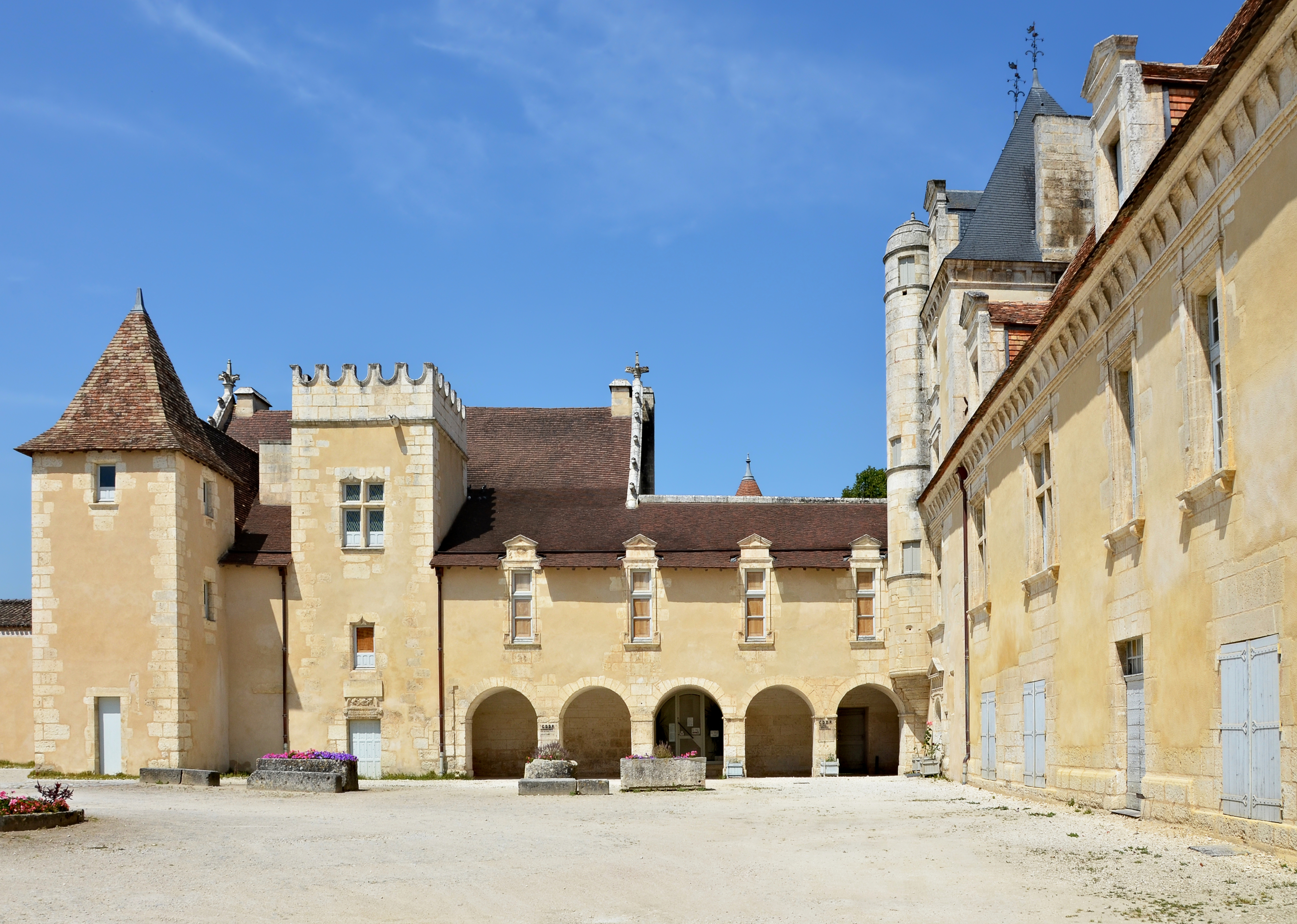 La Couronne 16 Cour intérieure W&N 2013