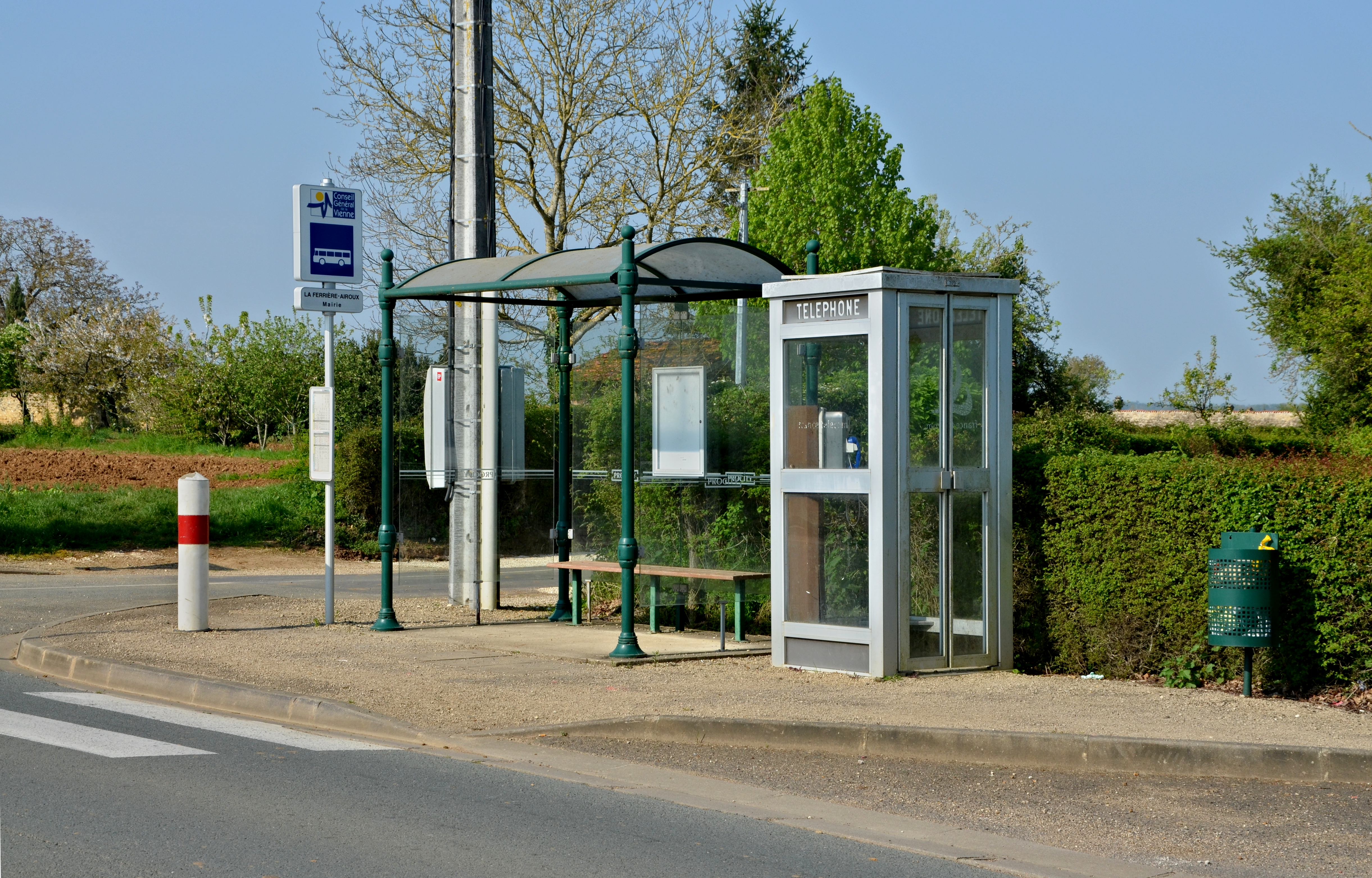 La Ferrière Airoux Abri-bus 2014