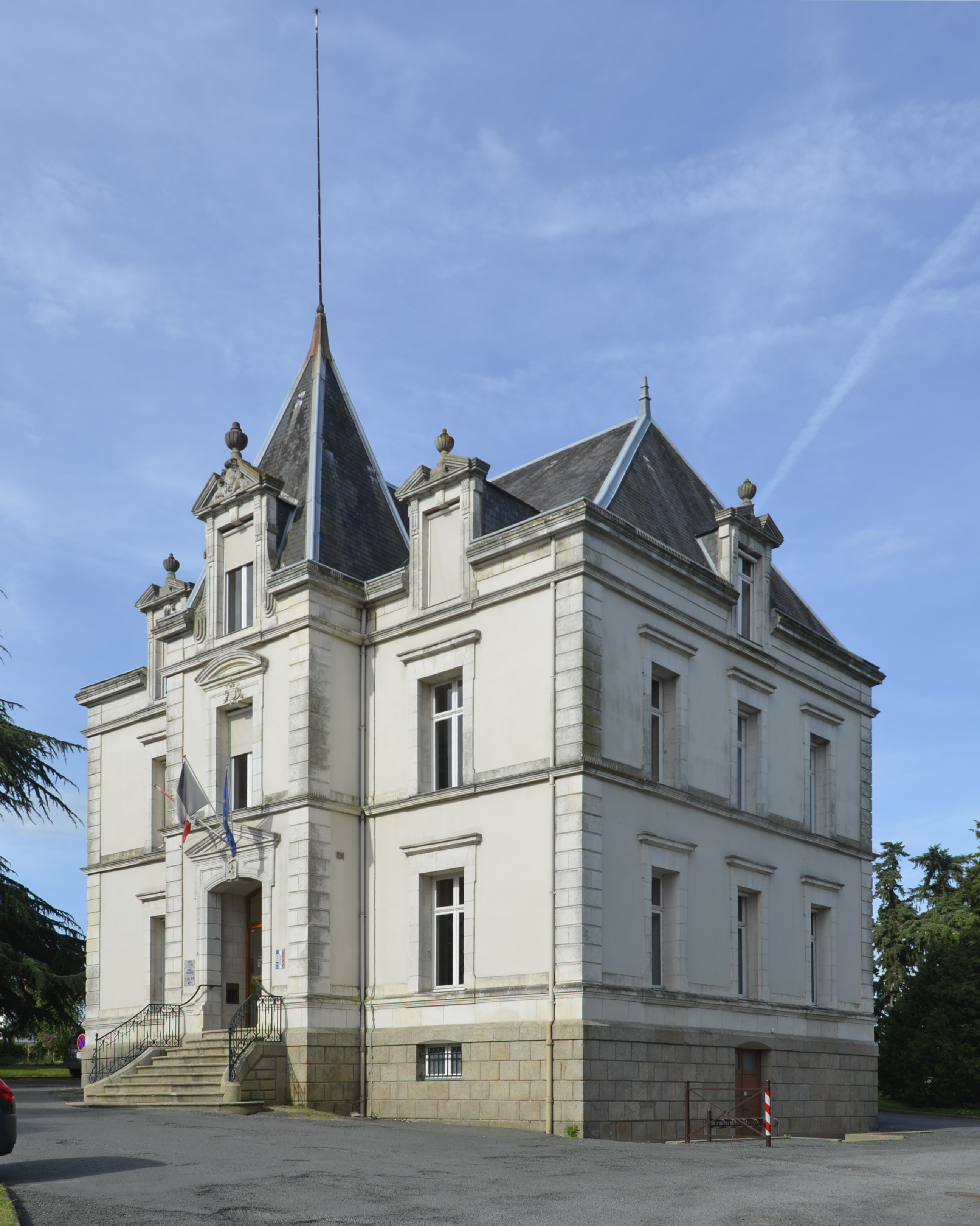 Les Herbiers - Mairie 01