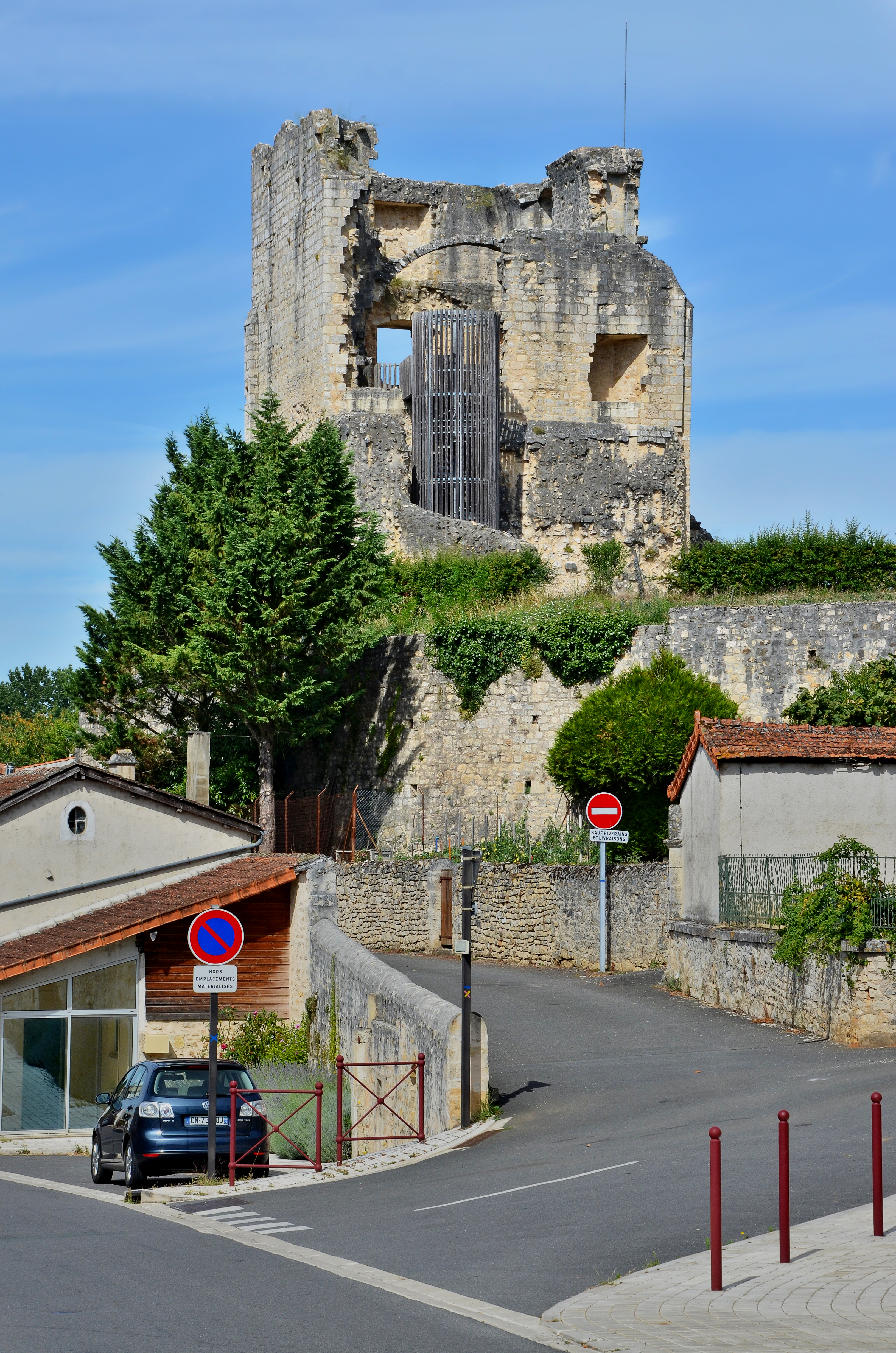 Marthon 16 Le donjon depuis D4 2013
