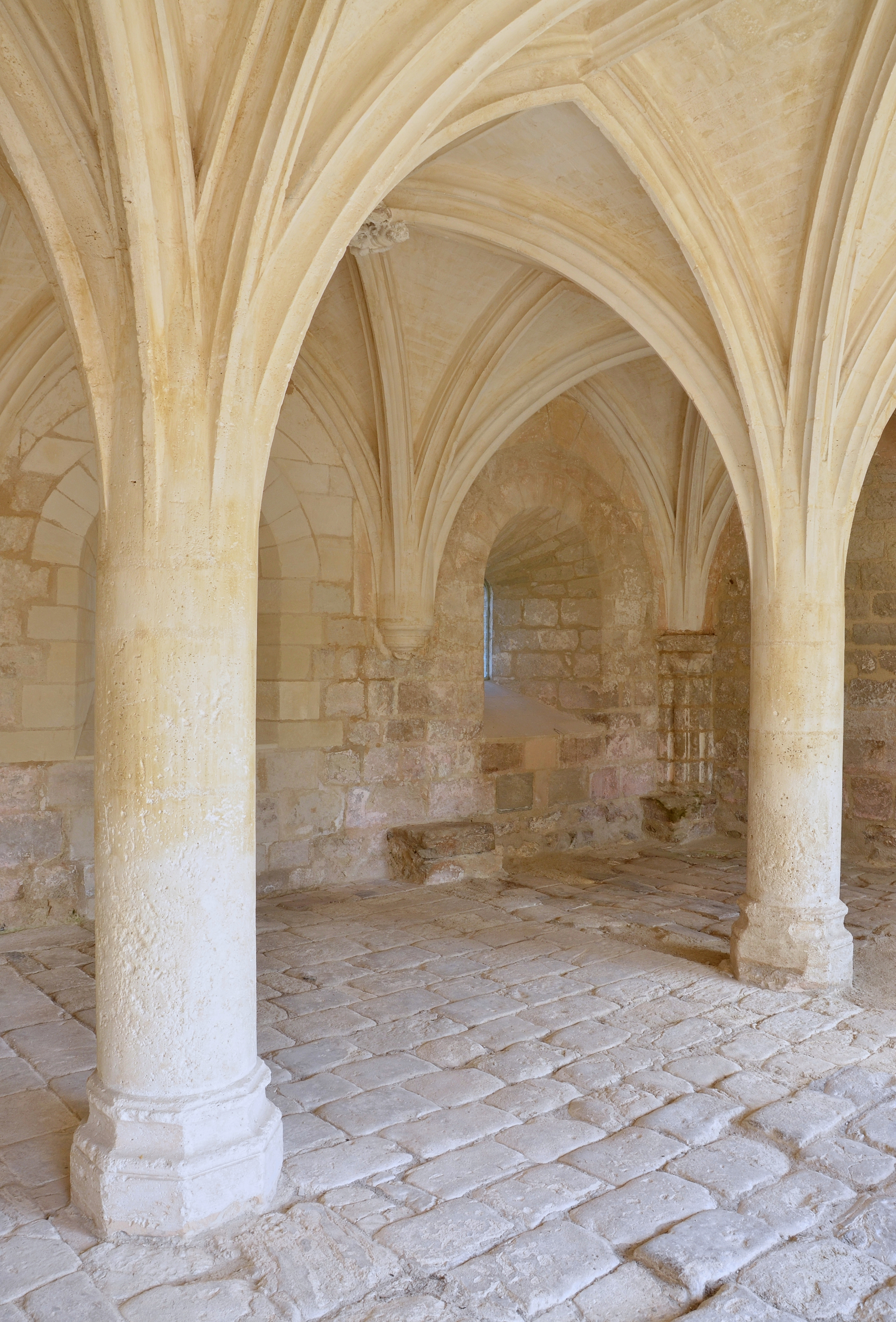Merpins 16 Abbaye de la Frenade piliers&voûte 2014