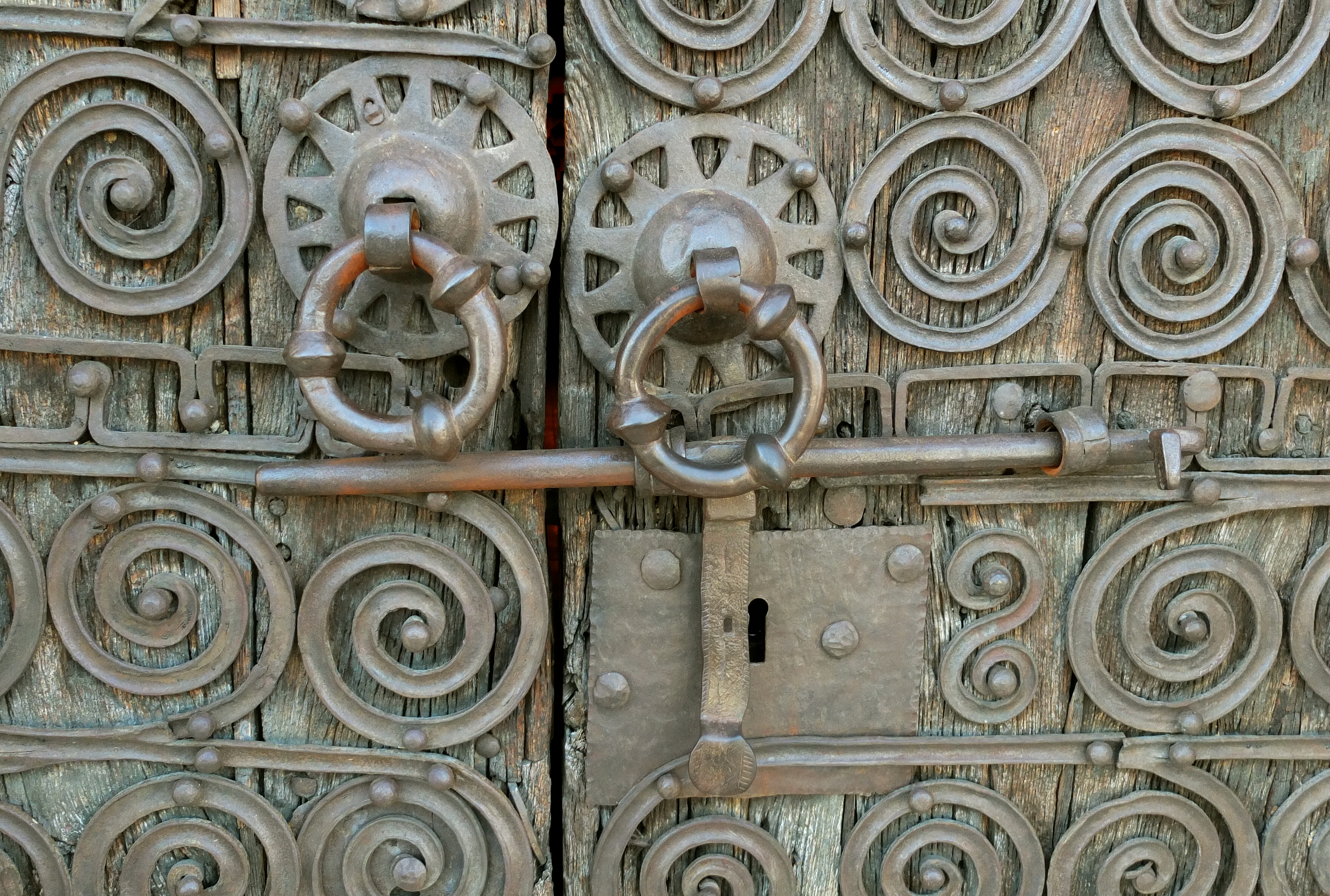 Montesquieu medieval lock