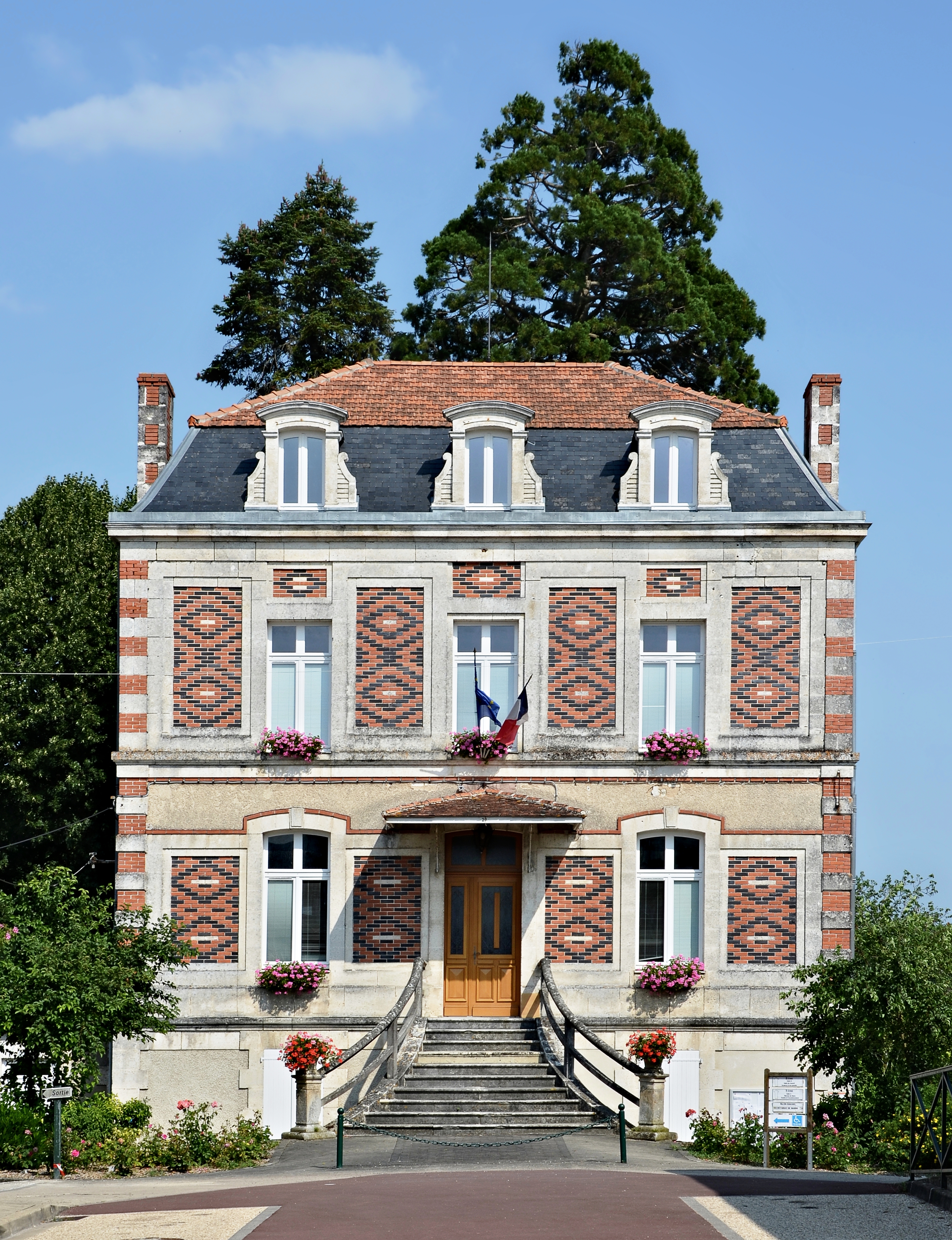 Montmoreau-St-Cybard 16 Mairie 2013