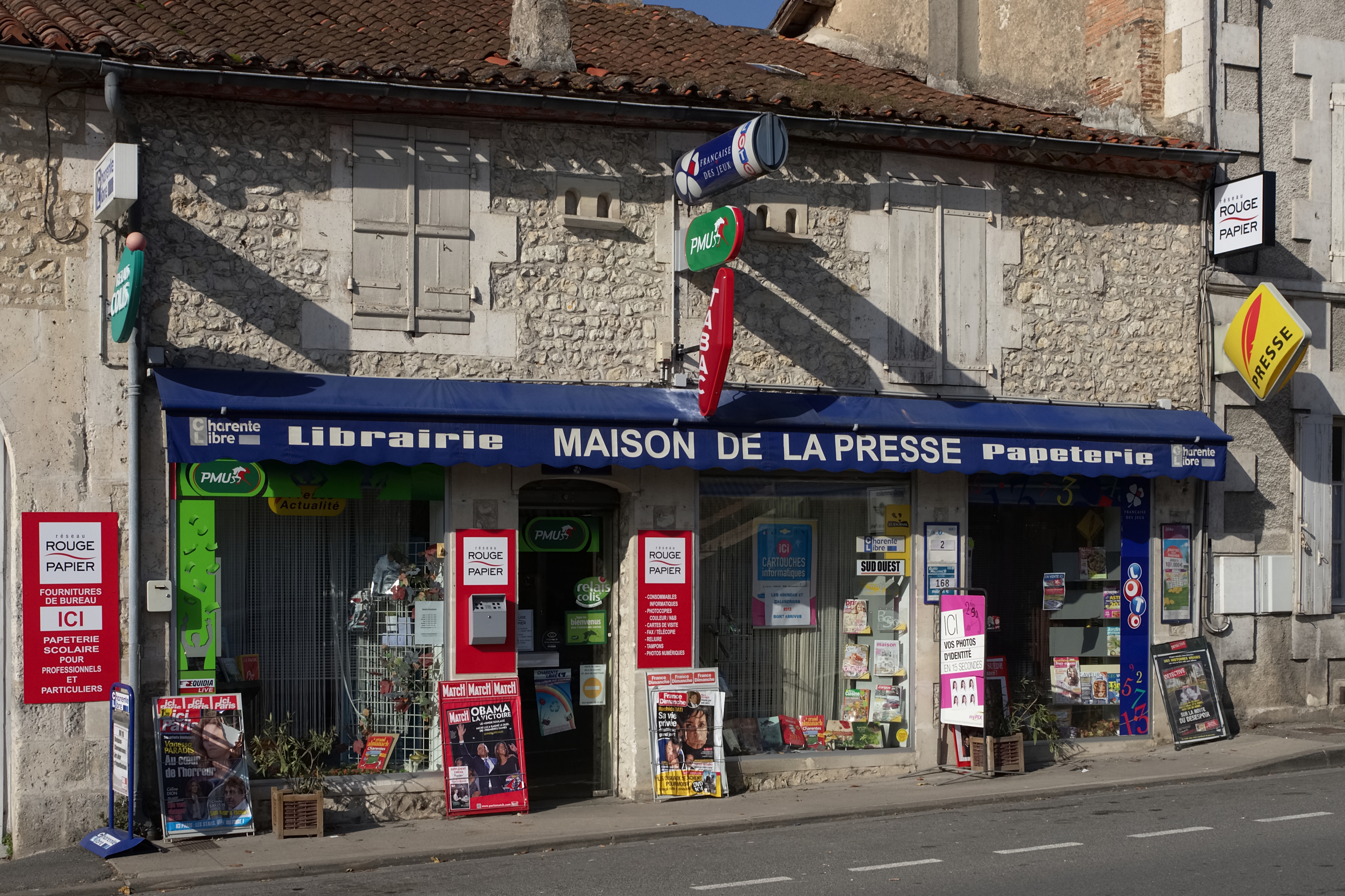 Montmoreau 16 Maison presse 2012