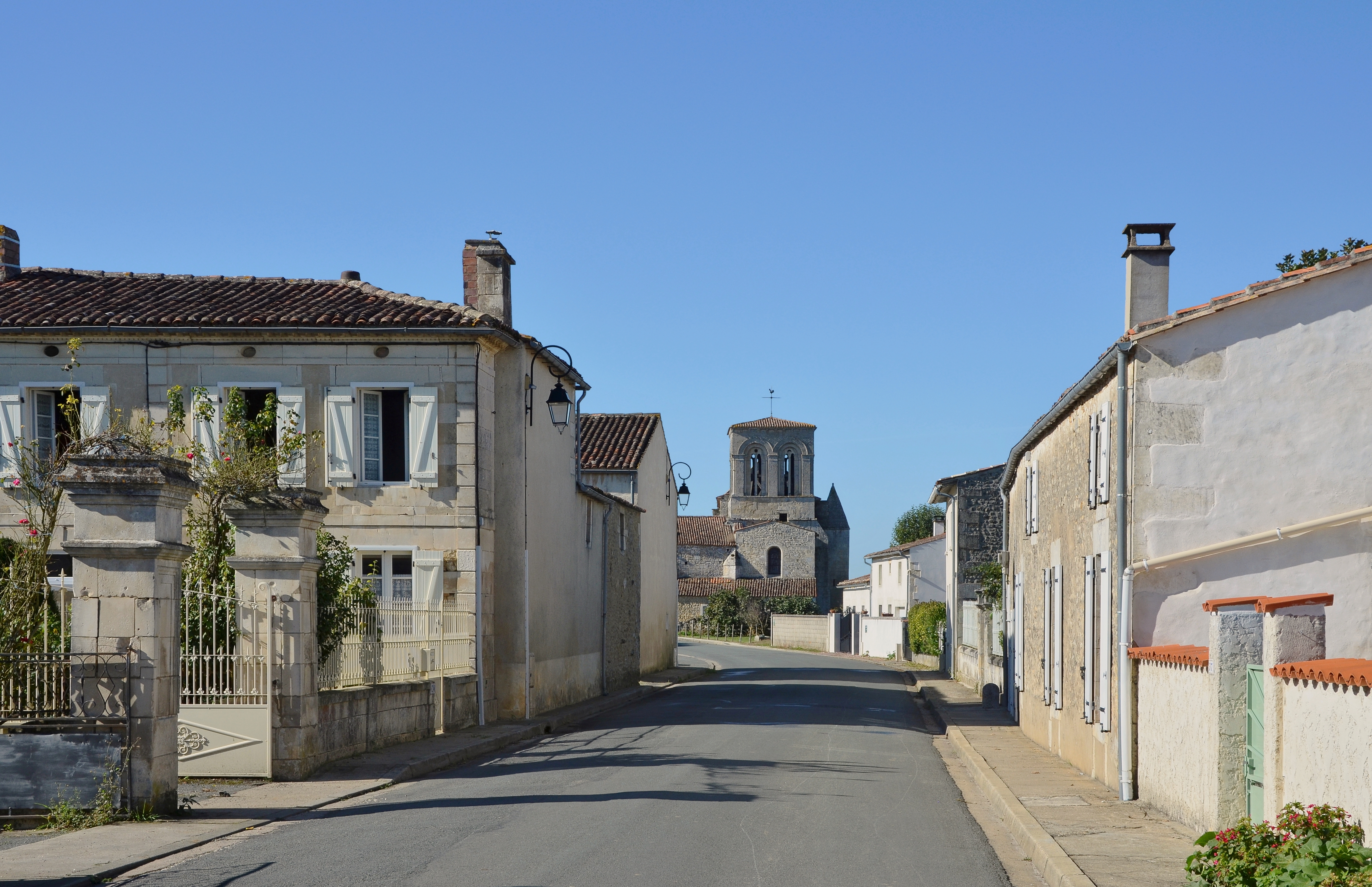 Montpellier-de-Médillan 17 D136 Entrée du bourg 2014