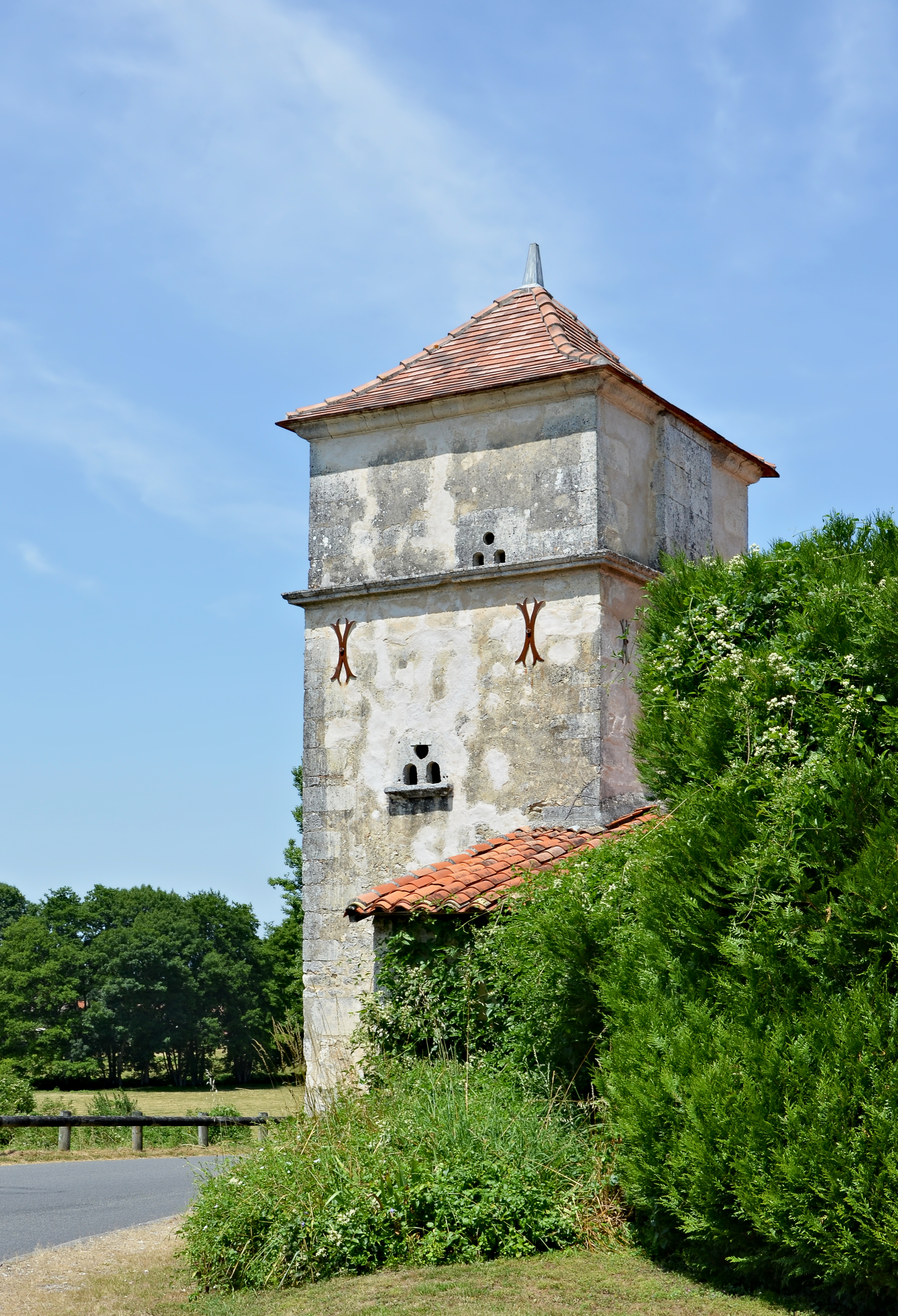 Mouthiers-sur-Boëme 16 Ancien pigeonnier 2013