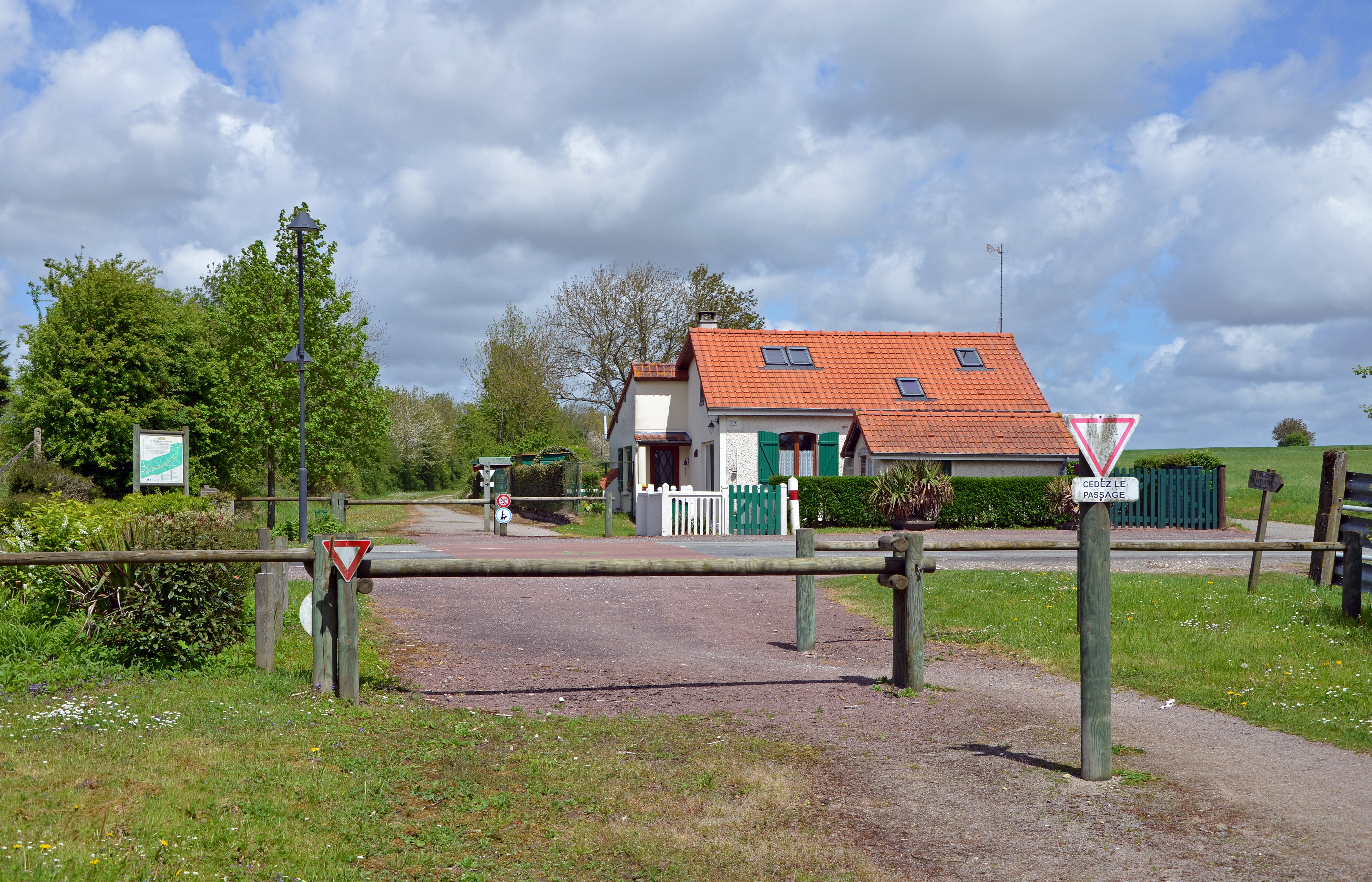 Piste-cyclable-Traverse-de-Ponthieu-ancienne-ligne-des-Bains-de-mer-entre-Lille-et-le-Treport-vers-St-Riquier-DSC 0311