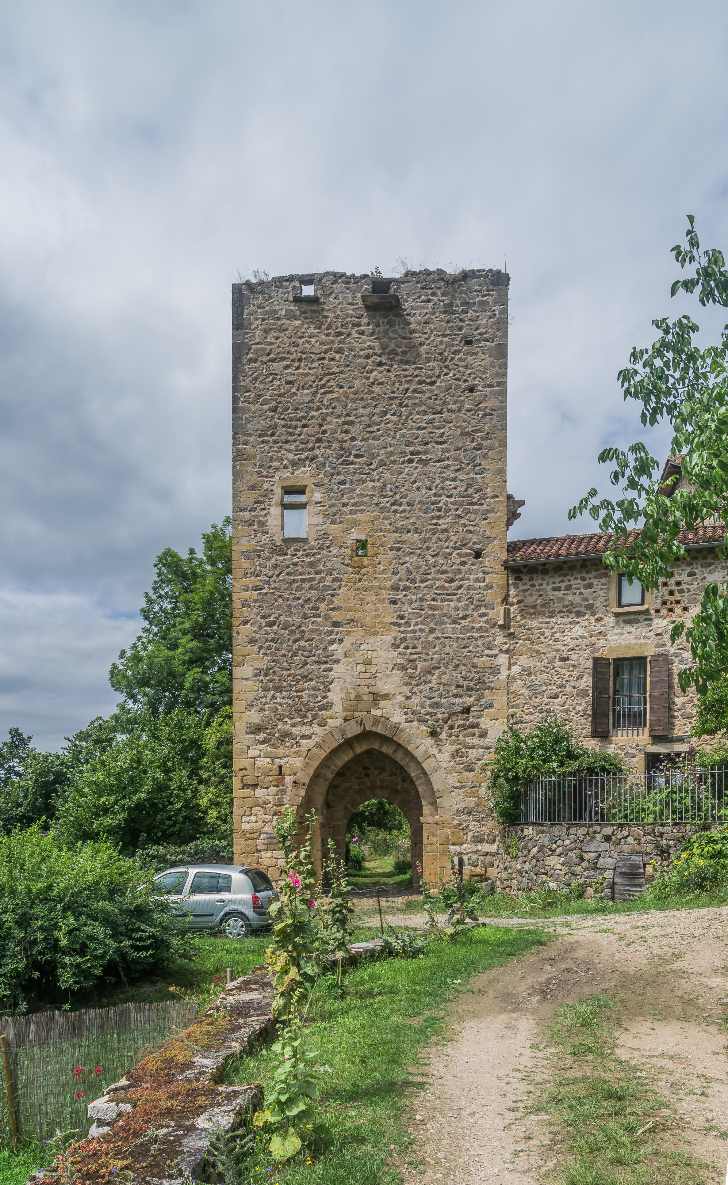 Porte de la Barbacane in Peyrusse-le-Roc 04