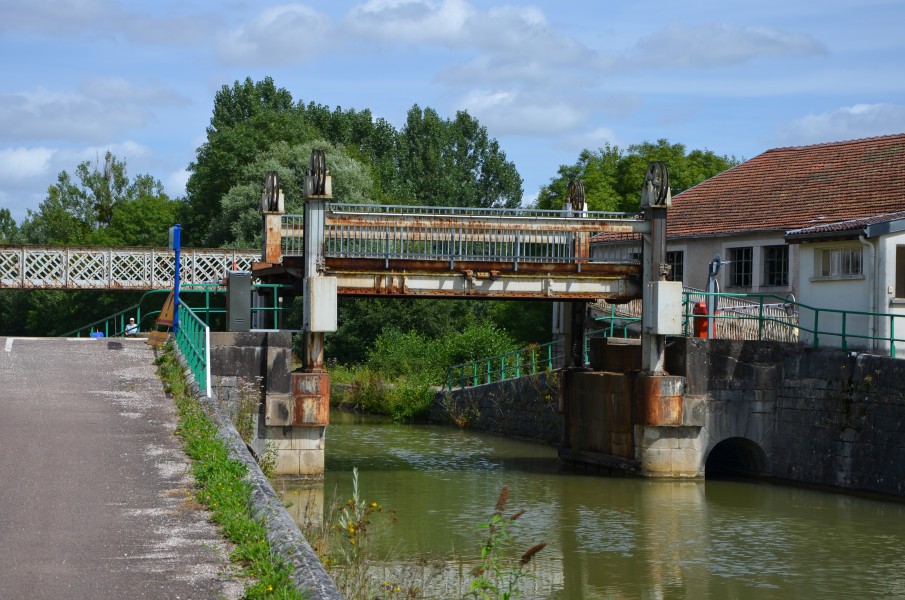 2012 août 0400 Pont-levant sur le canal à Luzy sur Marne
