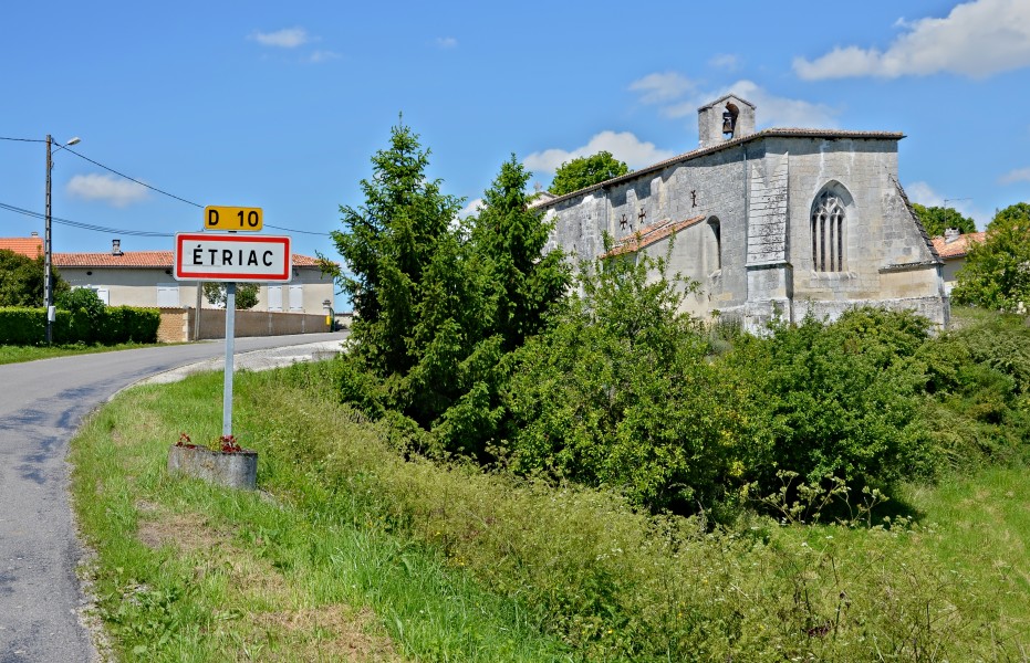 Étriac 16 Entrée du Bourg 2013