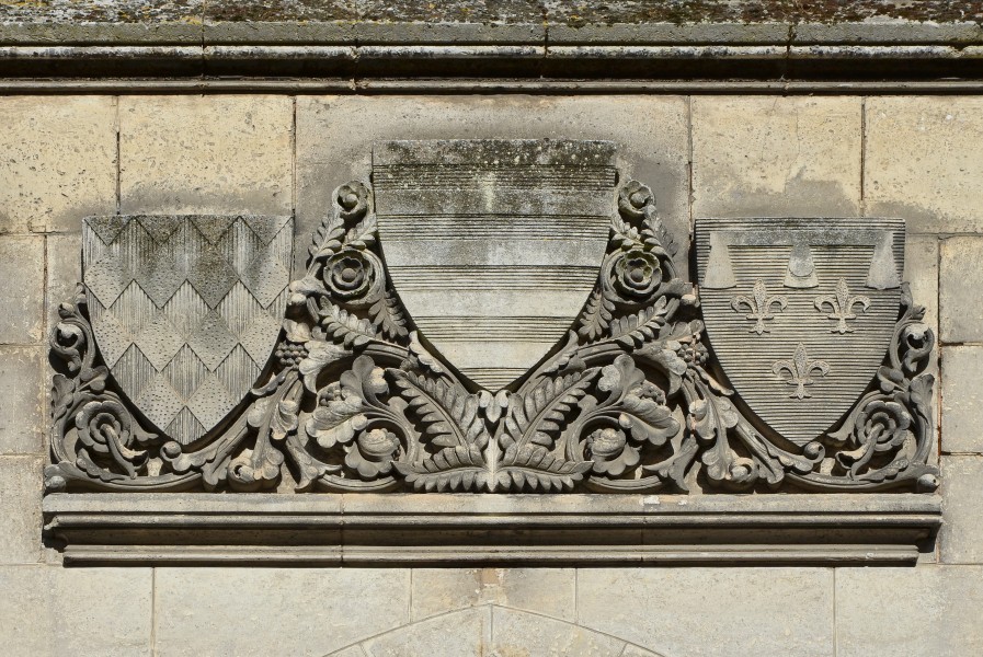 Angoulême 16 Hôtel de Ville Armoiries Linteau cour intérieure 2014