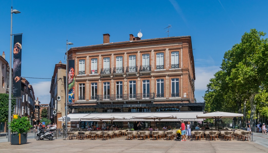 Building at 1 place du Vigan in Albi