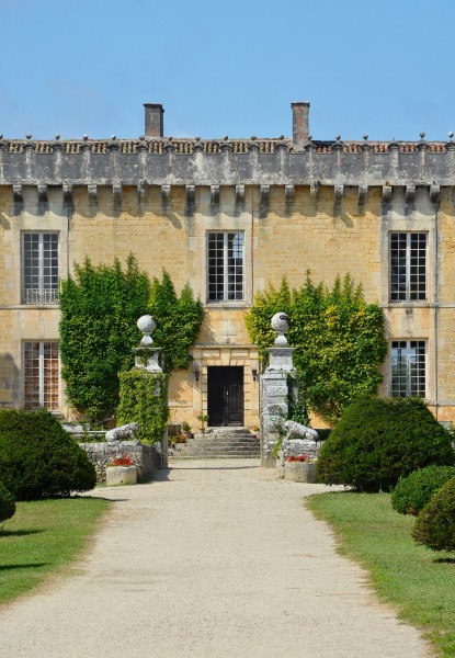 Cherves-Richemond 16 Château Chesnle Entrée principale 2014