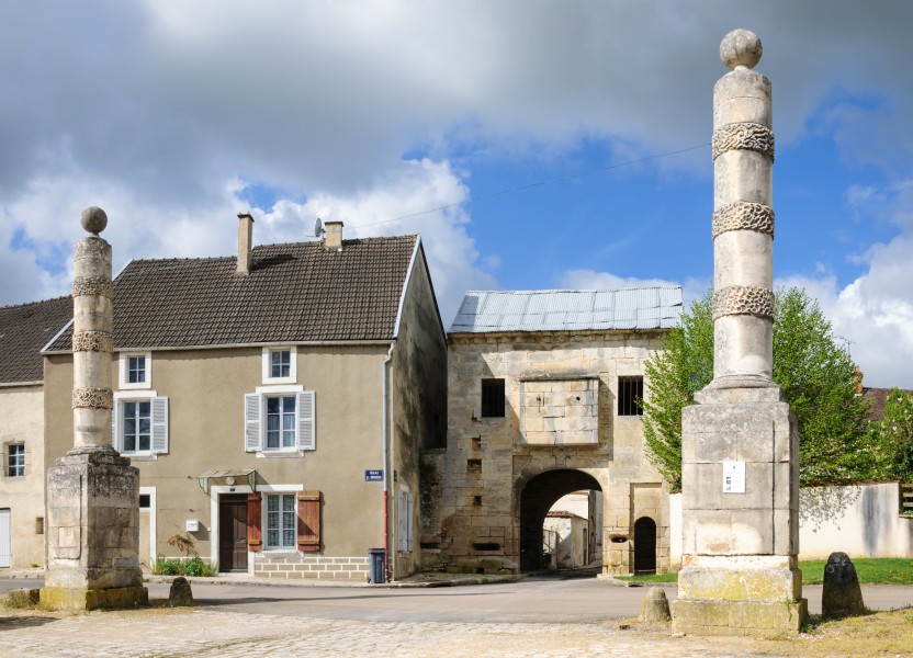 Colonnes et porte de Nuits Bourgogne