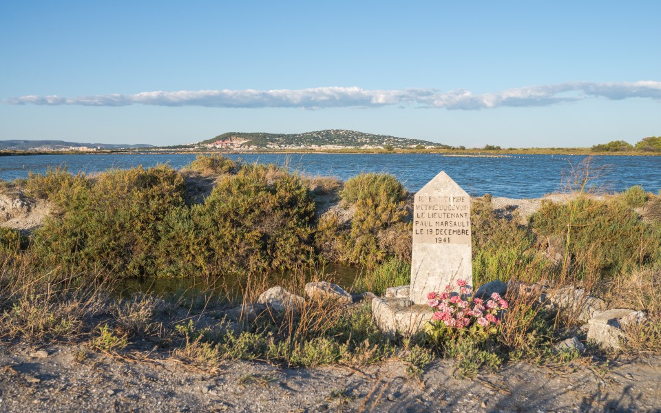 Commemorative stele at the Lido de Thau