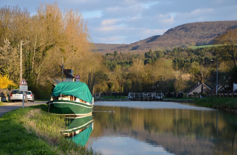 Ecluse situee a l aval de Fleurey sur Ouche sur le canal de Bourgogne DSC 0659