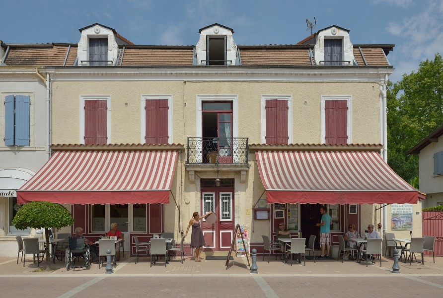 Eugénie-les-Bains village coffehouse