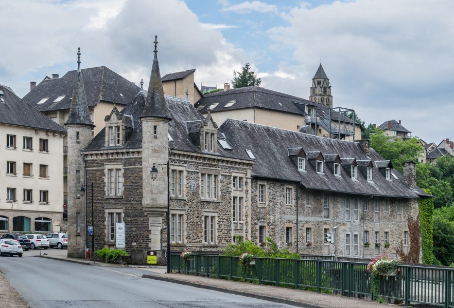 Former hospice in Uzerche 01