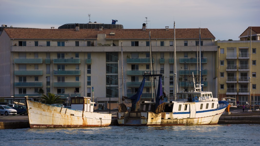 Lit fishing boats in Sète 01
