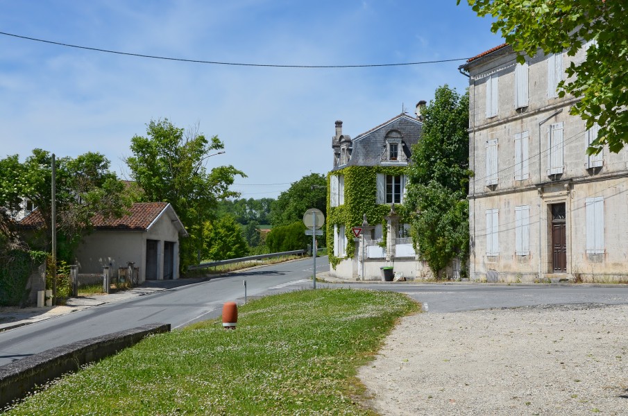 Montmoreau-16 Carrefour village 2014