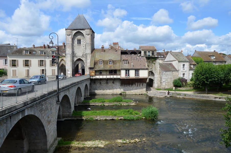 Pont de Moret sur Loing et Porte de Bourgogne DSC 0018