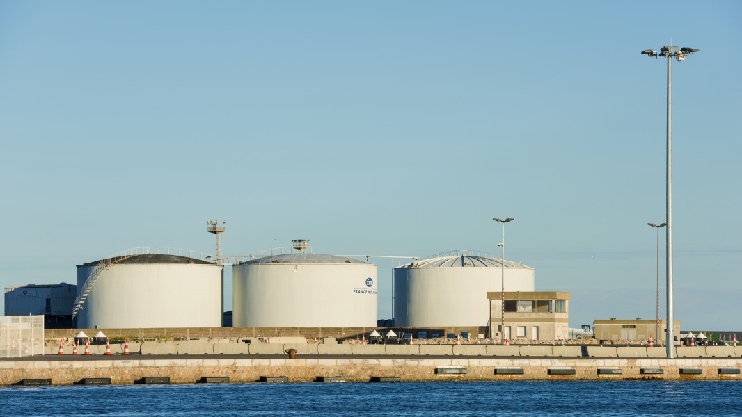Sète harbour storage tanks