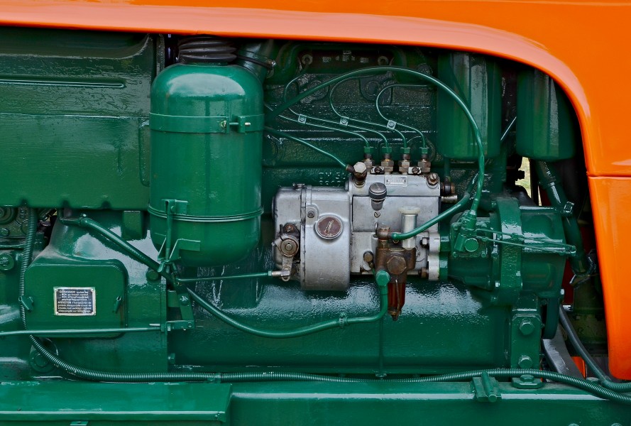 Tracteur Someca-55-Moteur côté droit 2014