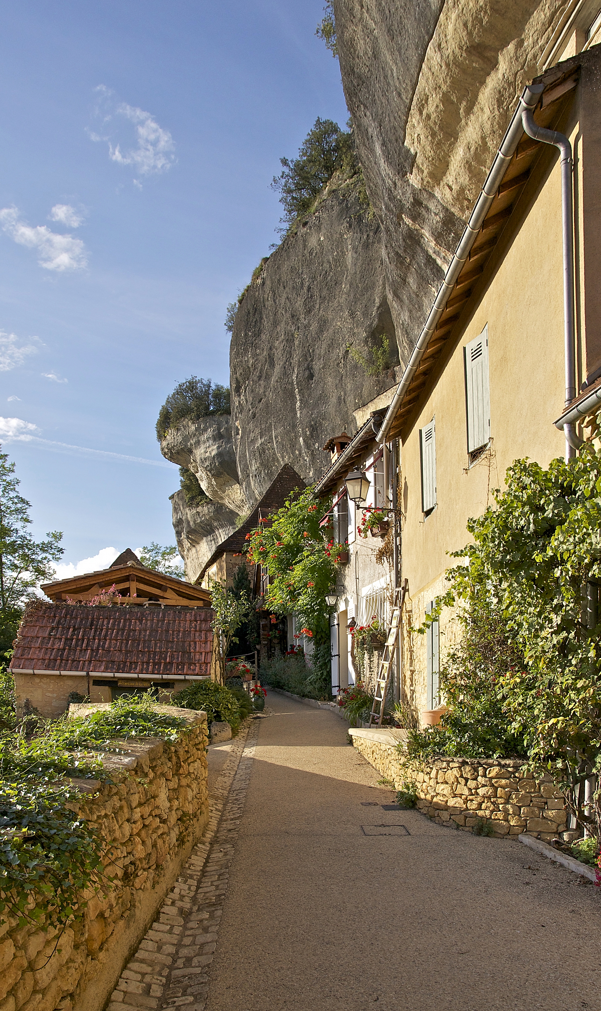 Rue Eyzies falaises