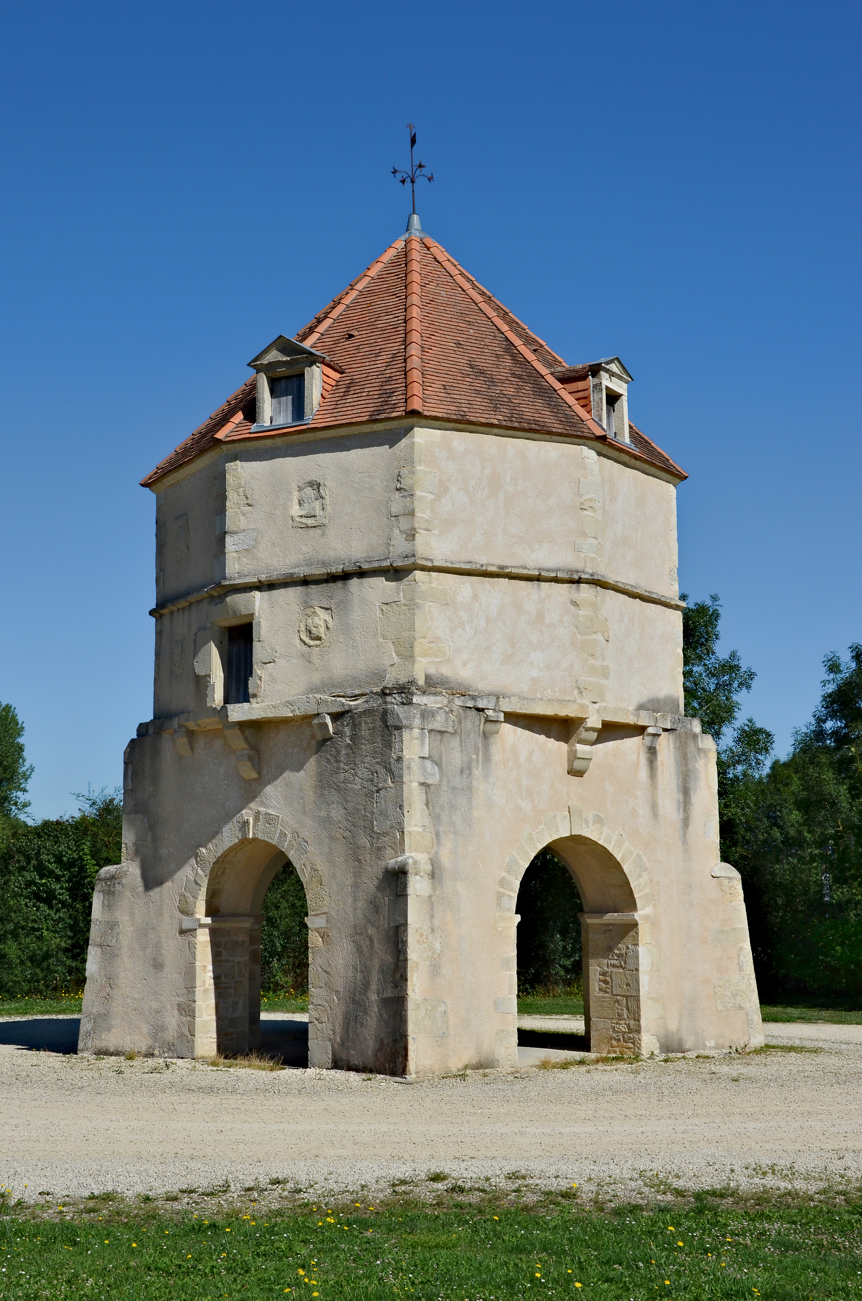 Sauzé-Vaussais 79 Pigeonnier poste royale 2013