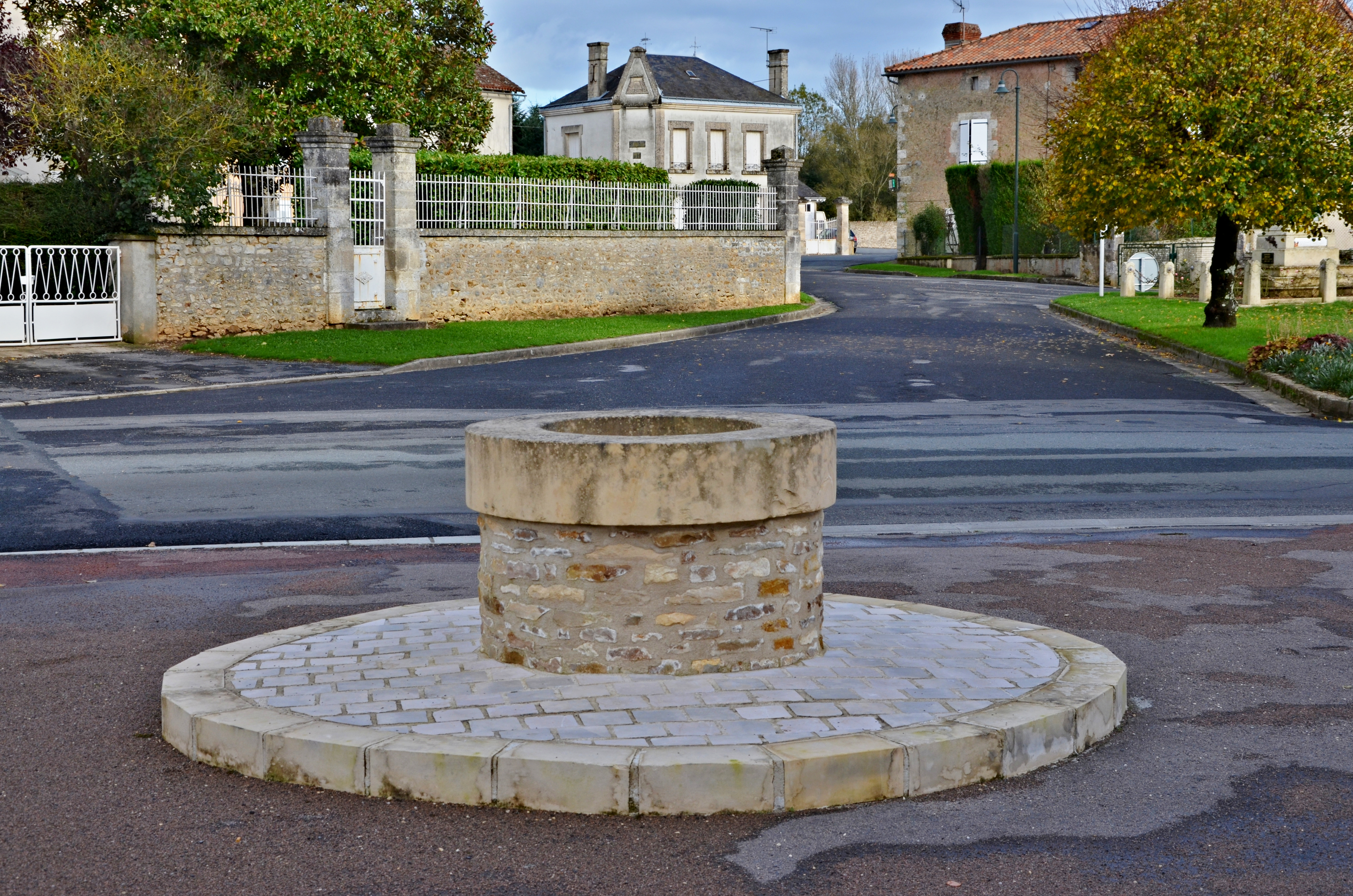 Savigné 86 Ancien puits public 2013