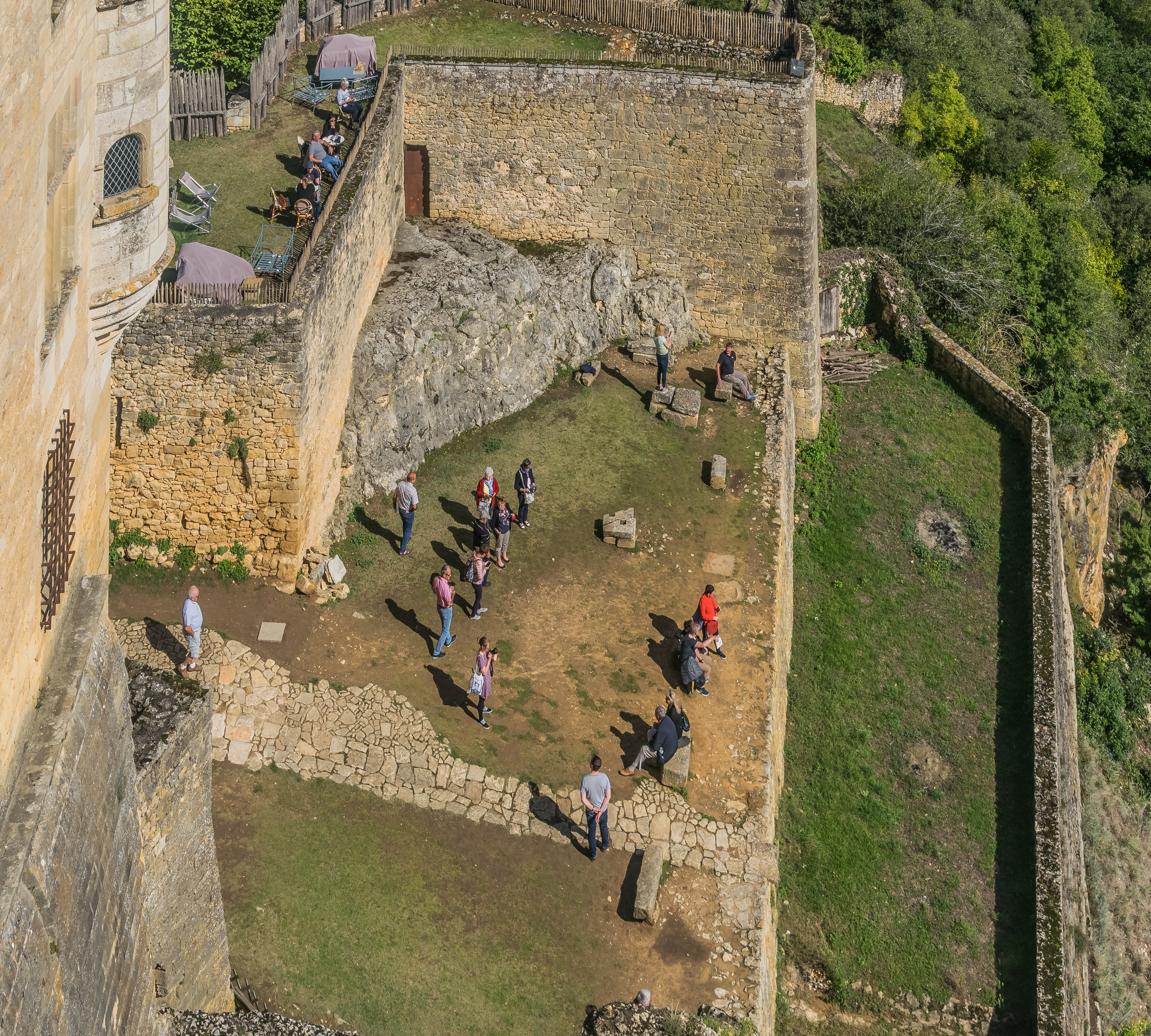 Spur building terrace of the Castle of Beynac 08
