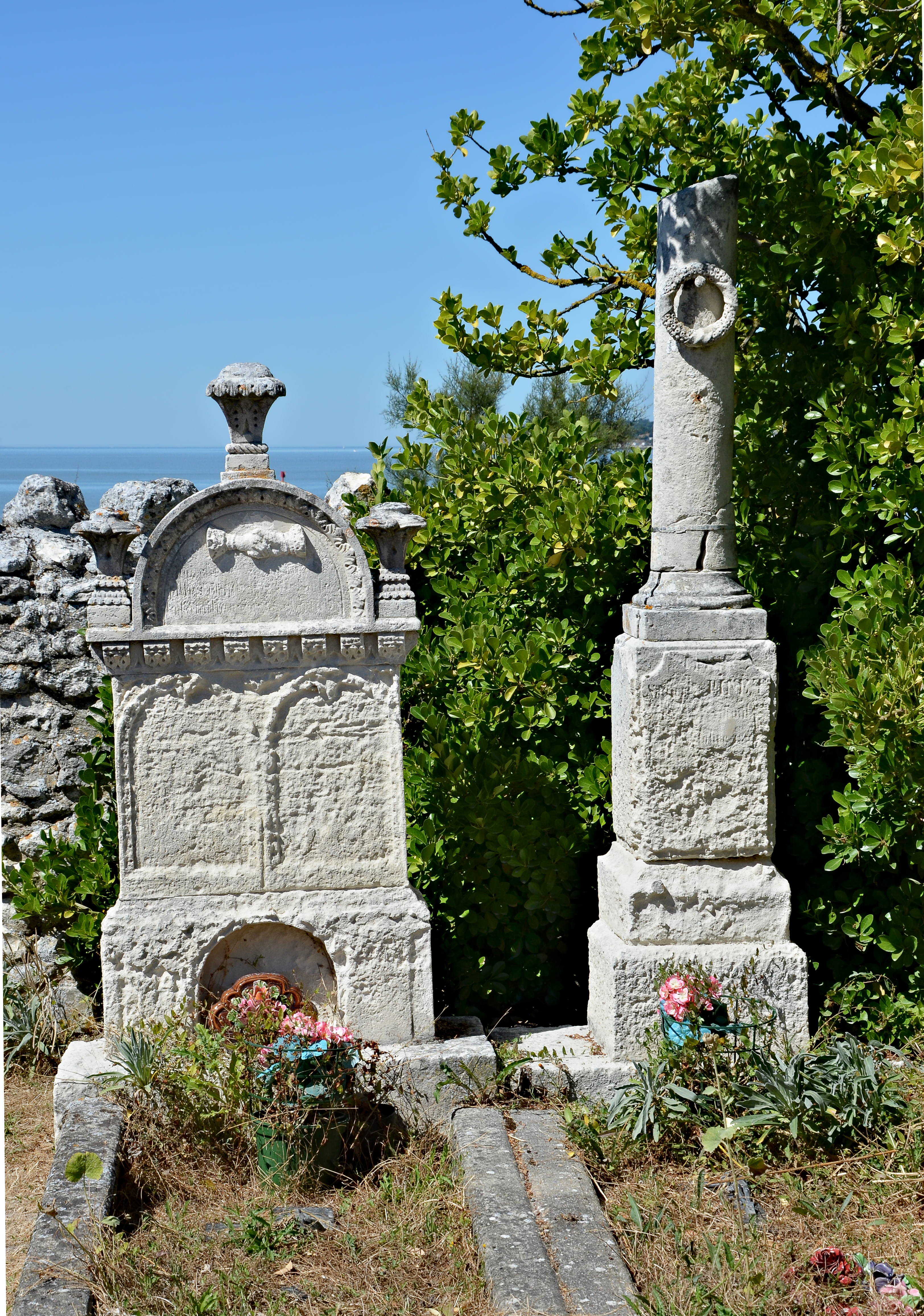 Talmont-sur-Gironde 17 Tombes anciennes 2013
