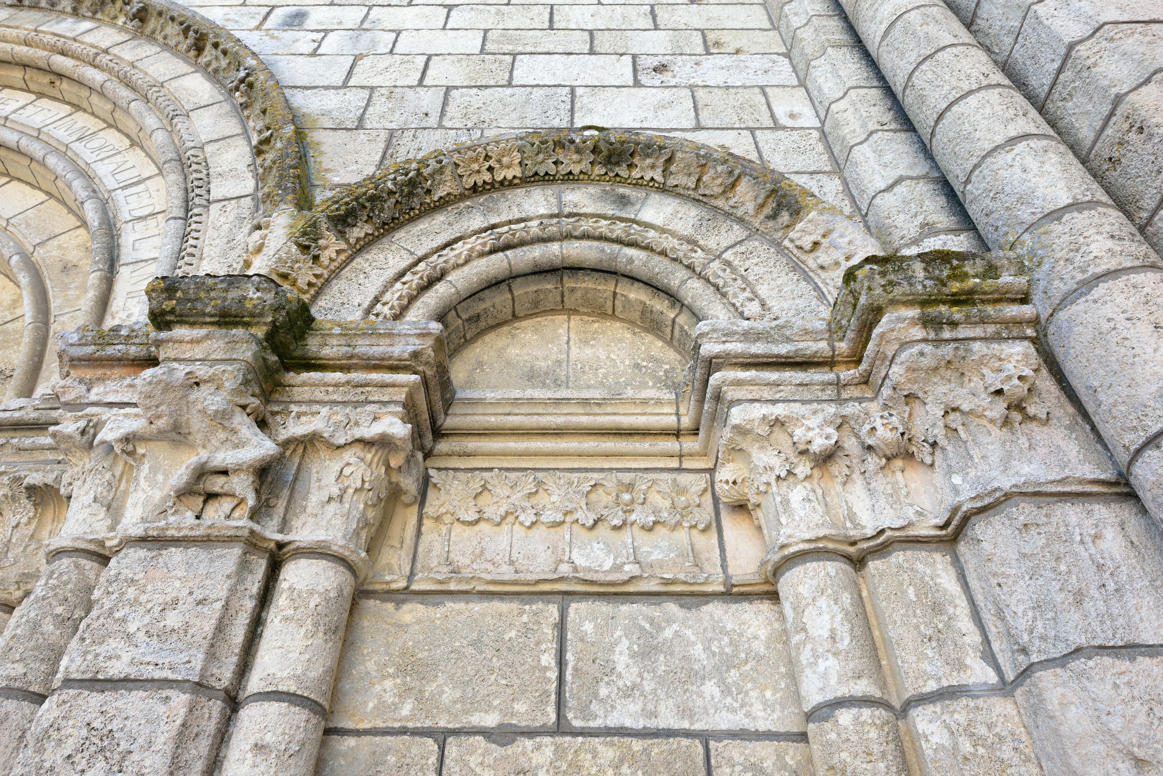 Abbaye Saint-Étienne Bassac èglise detail