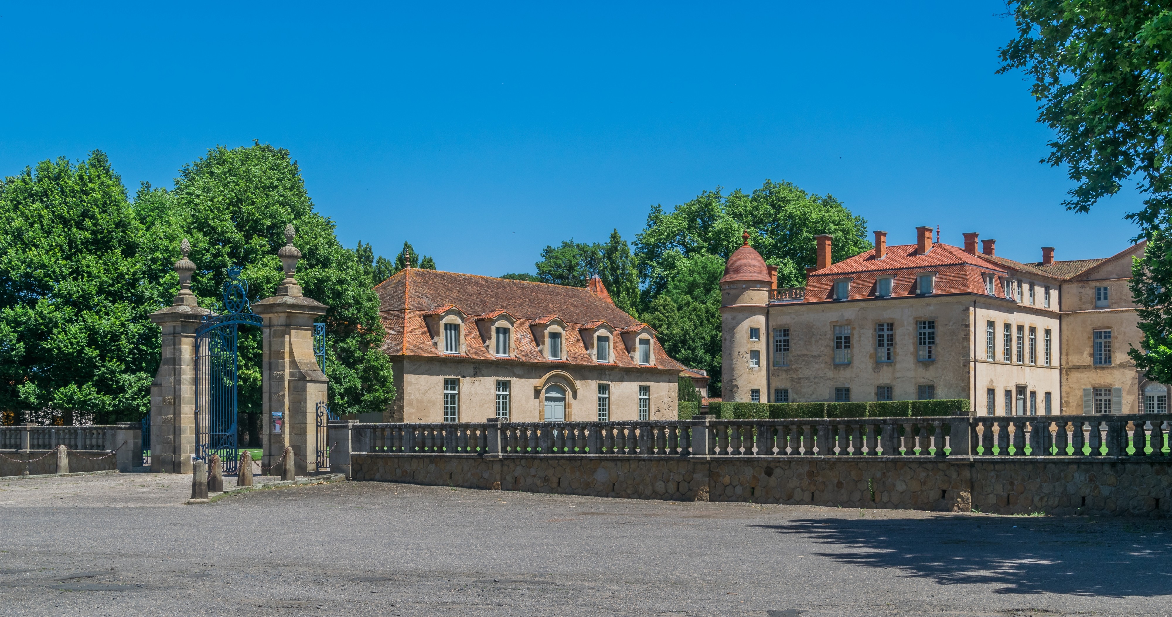 Castle of Parentignat 04