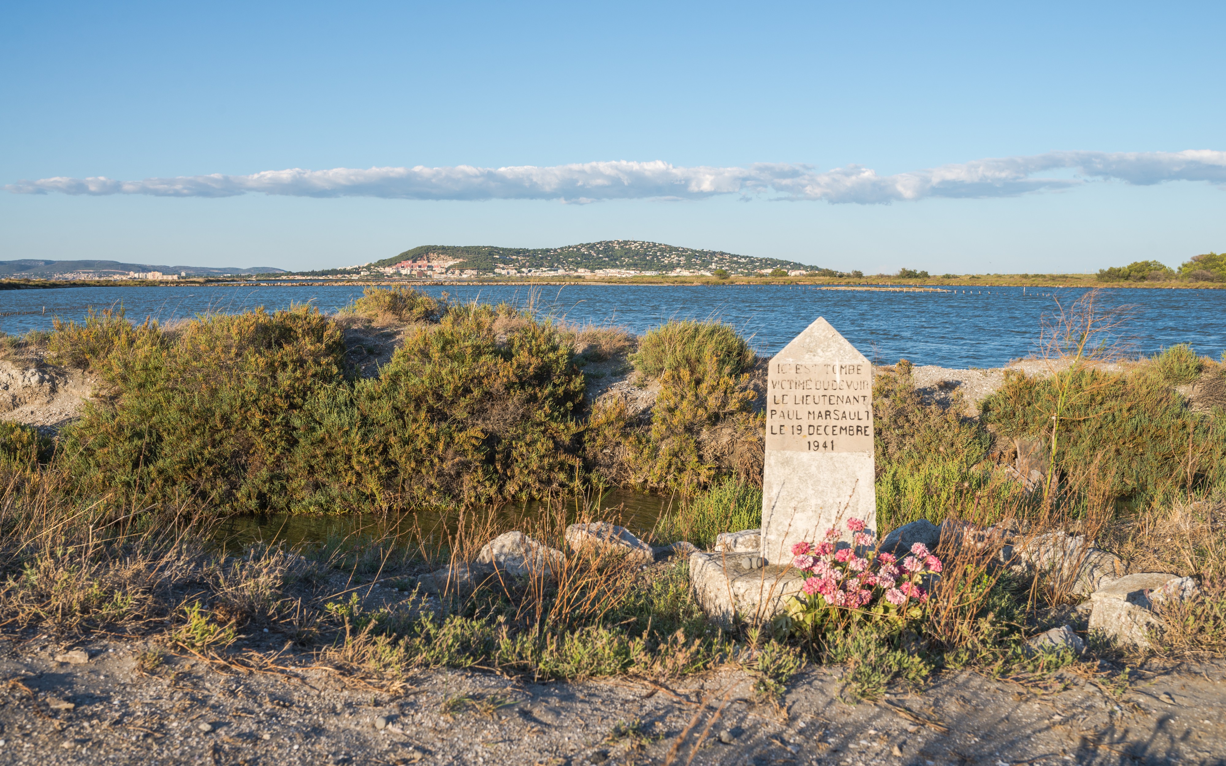 Commemorative stele at the Lido de Thau