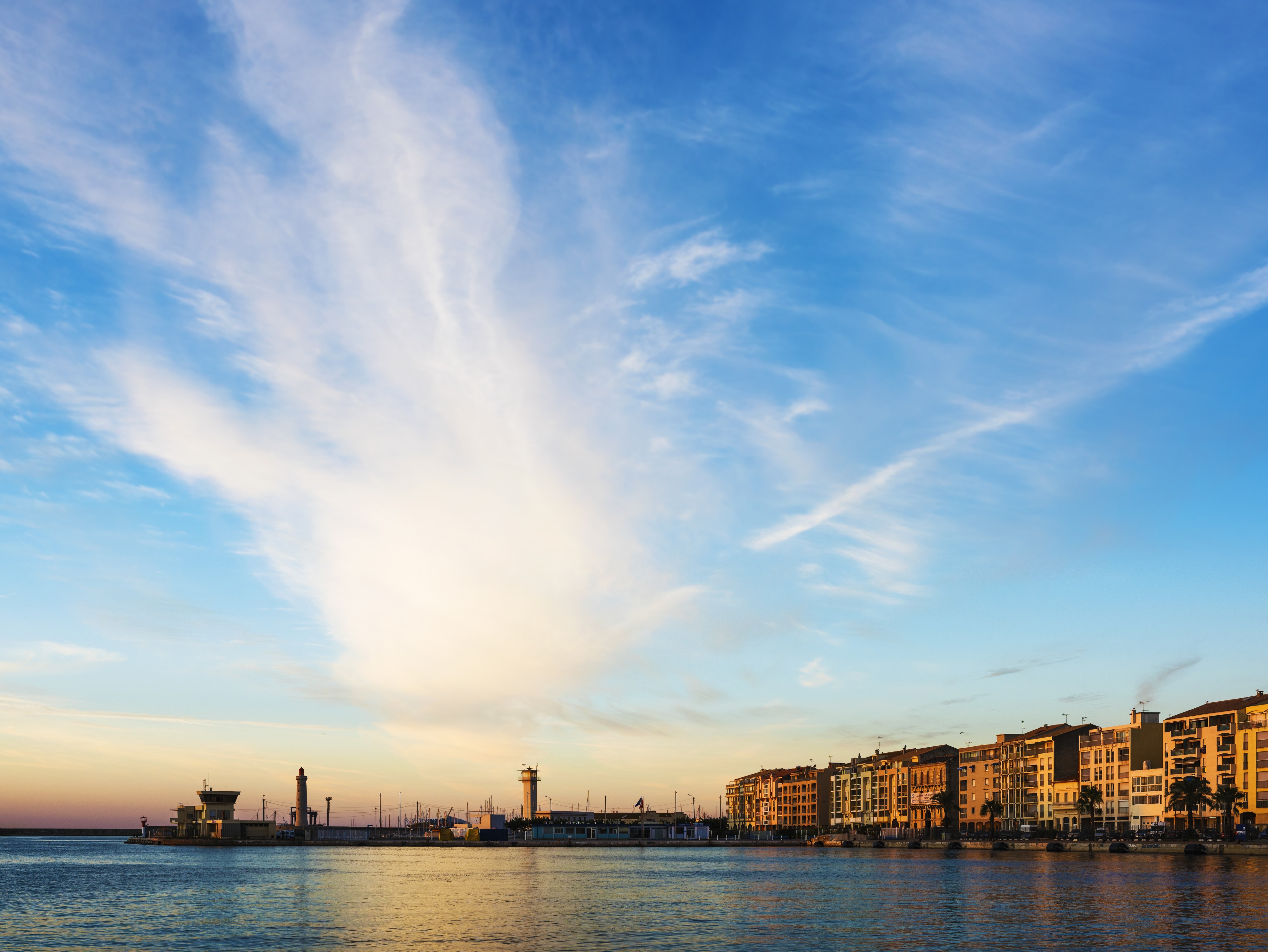 First sun rays in the Harbour of Sète 01