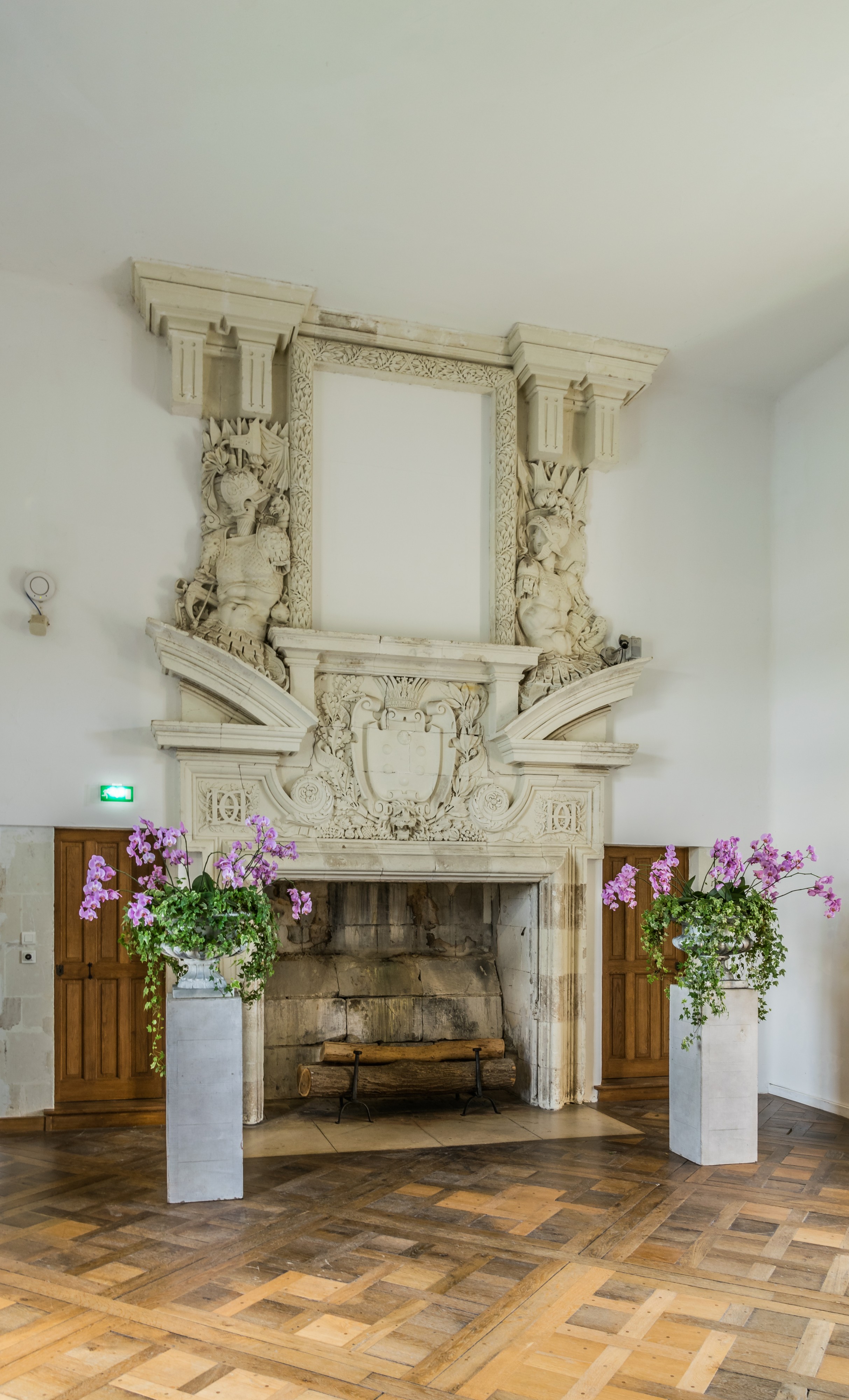 Interior gallery in the Castle of Chenonceau 03