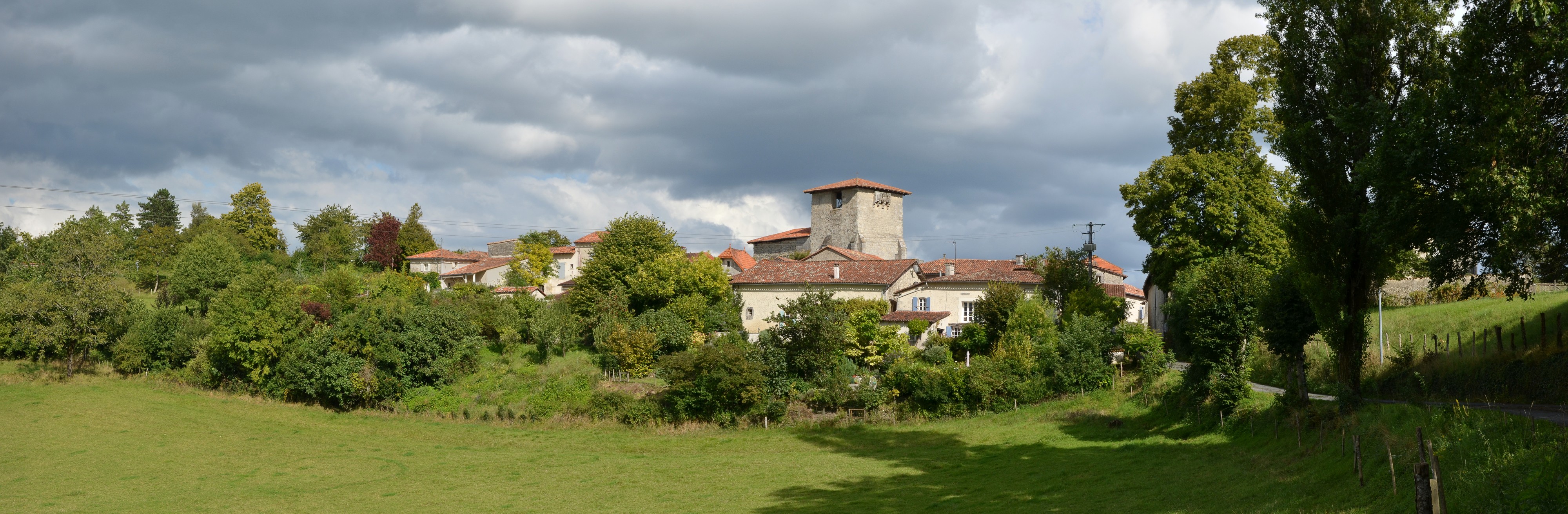Lusignac 24 Vue W du village 2014