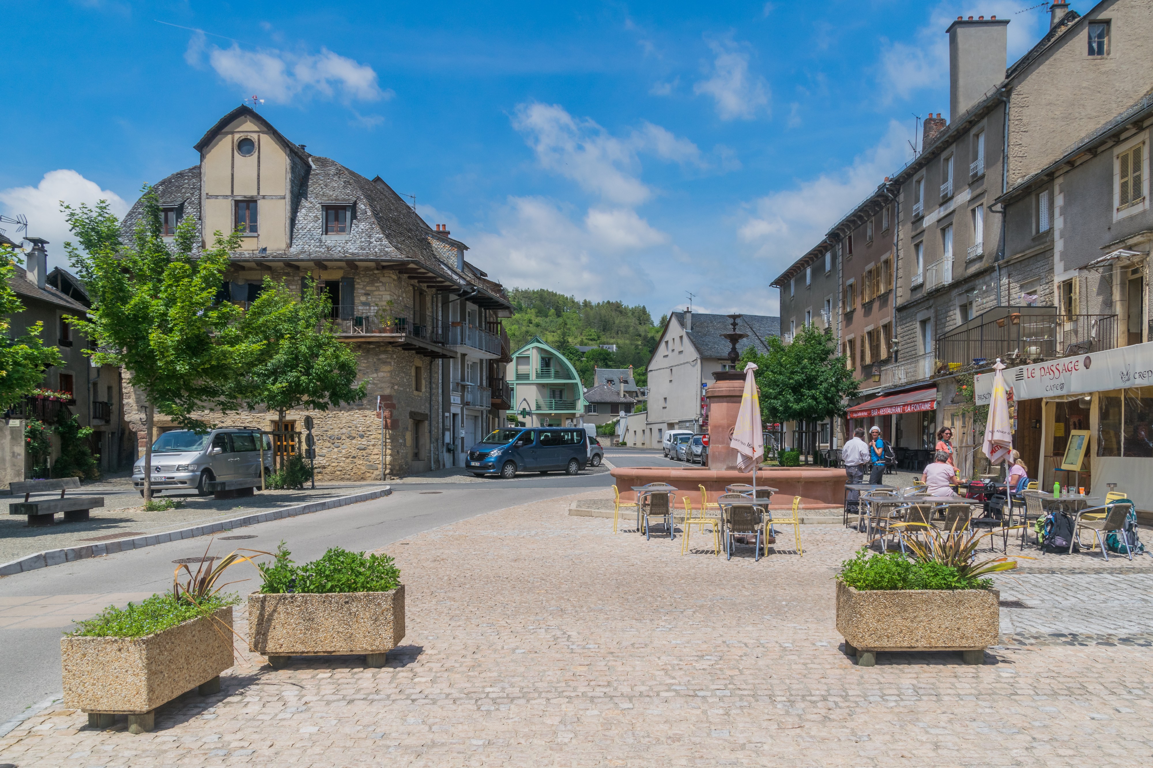 Place de la Porte Theron in Saint-Come-d'Olt 02
