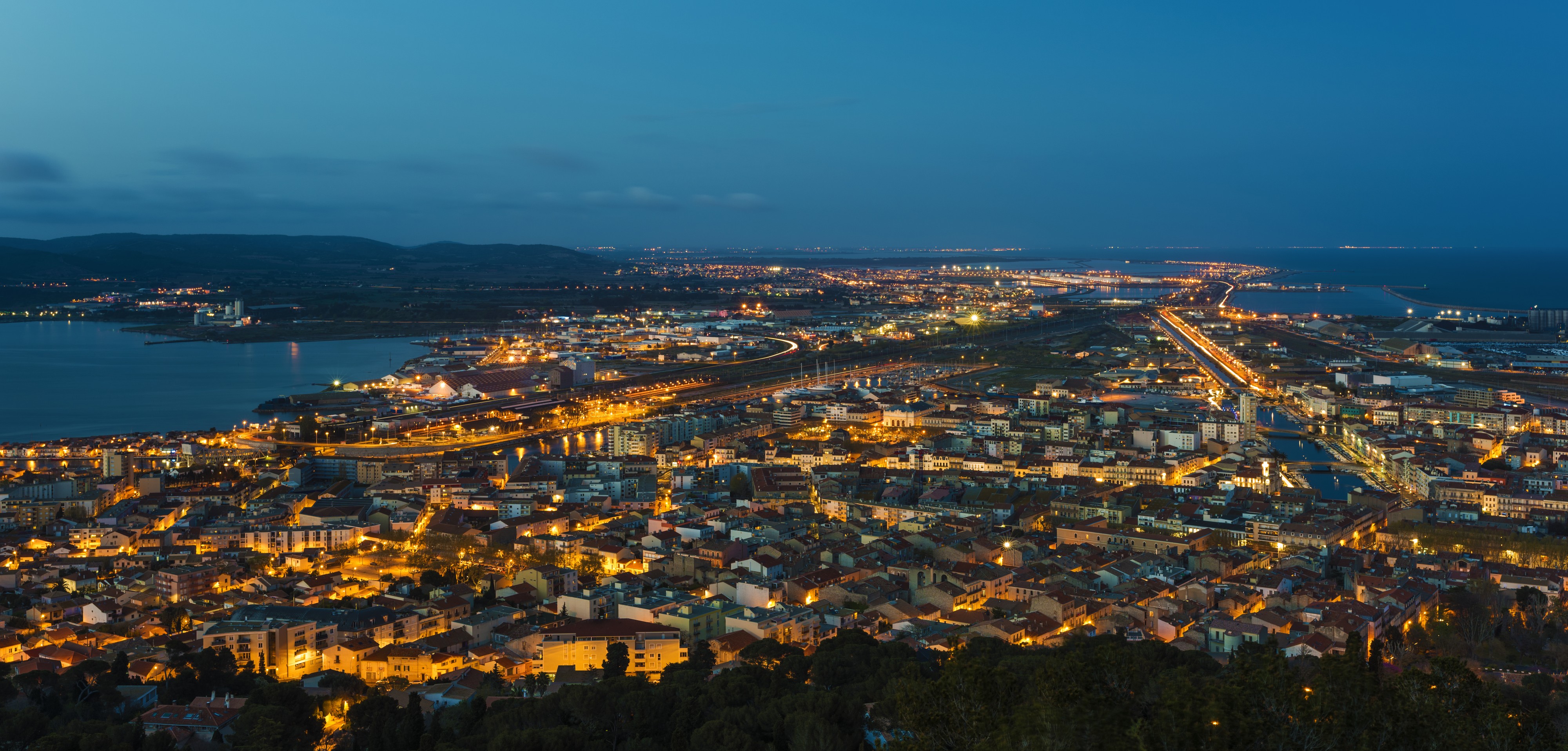 Sète from Mount Saint-Clair by night 01